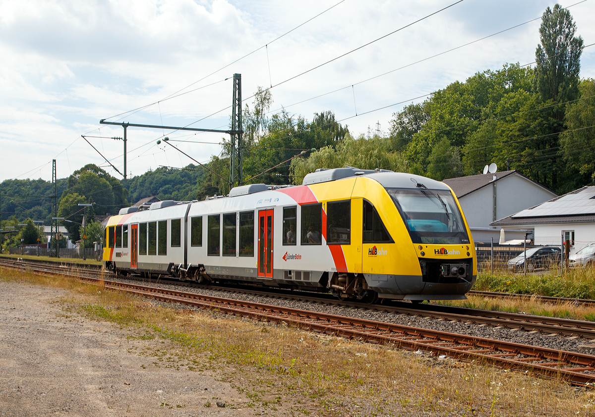 
Der Dieseltriebzug VT 262 (95 80 0648 162-5 D-HEB / 95 80 0648 662-4 D-HEB) ein Alstom Coradia LINT 41 der HLB (Hessische Landesbahn), ex Vectus VT 262, hat am 08.07.2017 den Bahnhof Brachbach/Sieg verlassen und fährt weiter in Richtung Siegen. Er fährt als RB 90  Westerwald-Sieg-Bahn  die Verbindung Westerburg - Altenkirchen - Au(Sieg) - Betzdorf(Sieg) - Siegen.

Nochmals einen netten Gruß an den freundlichen Tf zurück.

Der Alstom Coradia LINT 41 wurde 2004 von Alstom (LHB) in Salzgitter unter der Fabriknummer 1188-012 für die vectus Verkehrsgesellschaft mbH gebaut, mit dem Fahrplanwechsel am 14.12.2014 wurden alle Fahrzeuge der vectus nun Eigentum der HLB . 