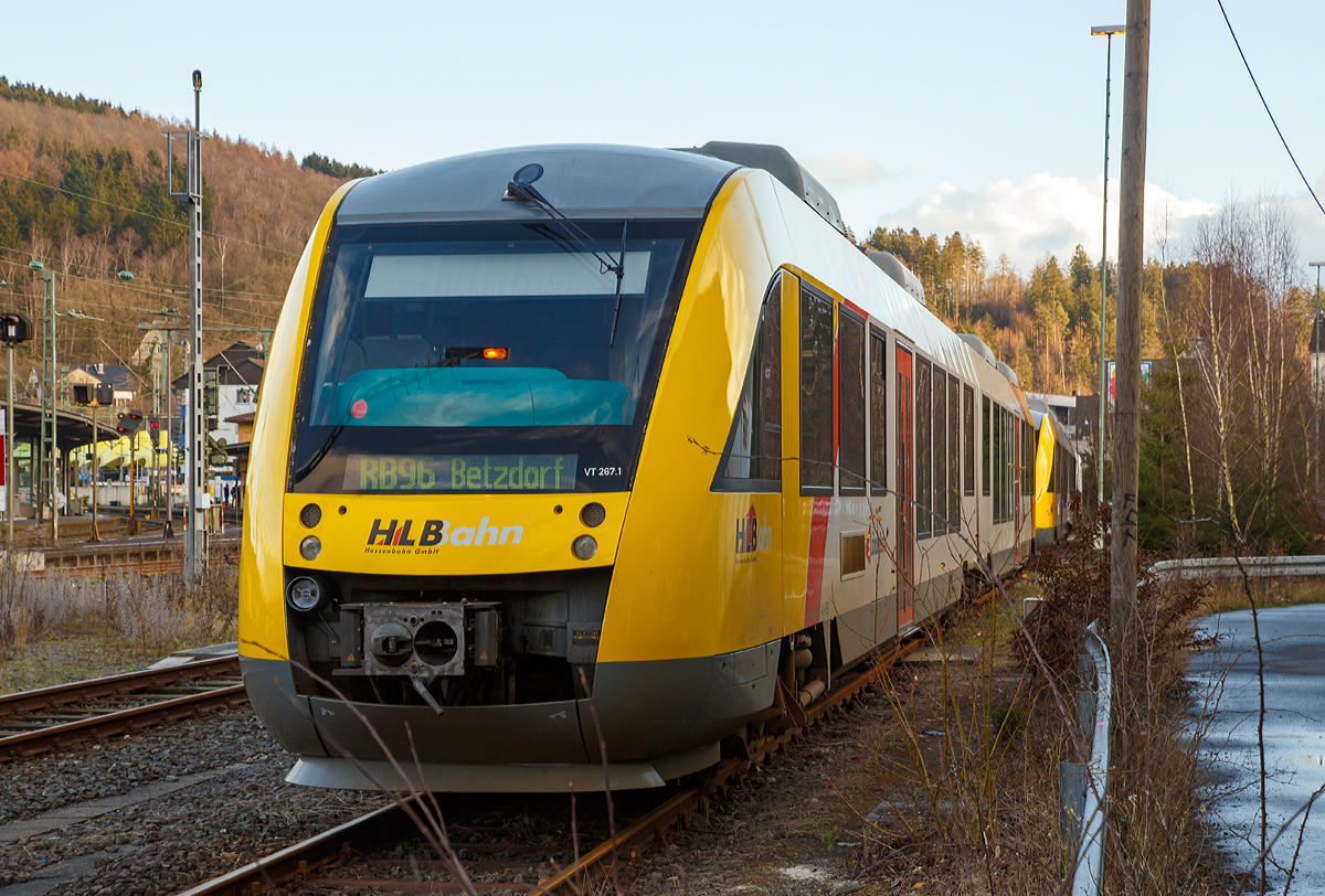 
Der Dieseltriebzug VT 267 (95 80 0648 167-4 D-HEB / 95 80 0648 667-3 D-HEB) ein Alstom Coradia LINT 41 der HLB (Hessische Landesbahn), ex Vectus VT 267, am 23.12.2015 abgestellt in Betzdorf/Sieg.