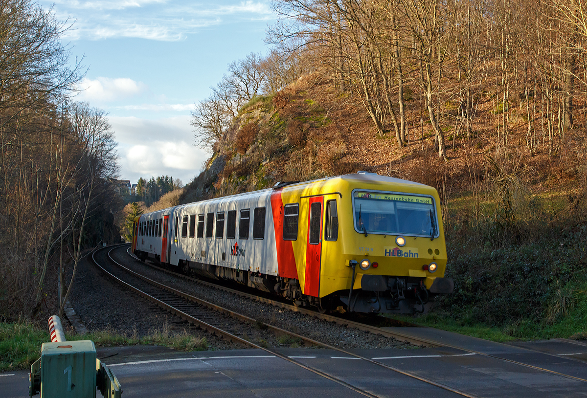 
Der Dieseltriebzug VT 72 (95 80 0628 072-0 D-HEB / 95 80 0629 072-9 D-HEB) der HLB (Hessische Landesbahn), ex VT 72 FKE Frankfurt-Königsteiner Eisenbahn AG, fährt am 23.12.2015 von Betzdorf/Sieg, als RB 96  Hellertal-Bahn  (Betzdorf - Herdorf - Neunkirchen), in Richtung Neunkirchen. Hier beim Bahnübergang in Alsdorf bei Km 84,1 der Hellertalbahn (KBS 462).