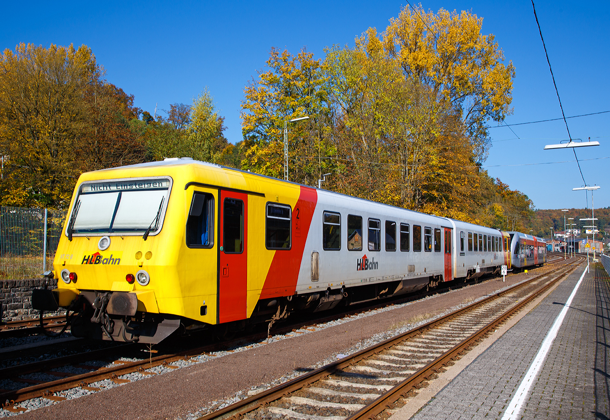 
Der Dieseltriebzug VT 72 der HLB (95 80 0628 072-0 D-HEB / 95 80 0629 072-9 D-HEB) ist am 15.10.2017 im Bahnhof Westerburg abgestellt. 

Der zweiteilige Dieseltriebwagen hat zwei angetriebene Motorwagen der Baureihe 628/629 (und nicht wie die BR 628/928 je einen Motor- und Steuerwagen). Der Triebzug wurde 1995 von der Firma DÜWAG (Düsseldorfer Waggonfabrik AG) unter den Fabriknummern 91345 und 91346 gebaut und an die Frankfurt-Königsteiner Eisenbahn (FKE) ausgeliefert. In Jahr 2013 wurde das Fahrzeug modernisiert und an das Fahrzeugdesign der HLB-Flotte angepasst.

Technische Daten:
Spurweite: 1.435 mm
Achsfolge: 2’B’+B’2’
Baureihe: 629
Art: 2-tlg. Dieseltriebwagen
Länge über Puffer: 46,4 m
Breite: 2.850 mm
Dienstgewicht: 84 t
Geschwindigkeit: 120 km/h
Leistung: 2x 485 kW
Fahrgastsitzplätze: 149 (davon 19 Klappsitze) / davon 1. Klasse: 8
Fahrzeugbestand bei der HLB: 1
Standort (BW): Siegen