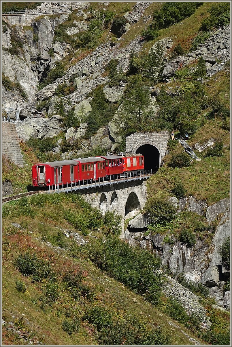 Der Dieselzug 238 mit der Lok DFB HGm 4/4 61 auf der Fahrt von Oberwald nach Gletsch vor der Einfahrt in den 548 Meter langen  Gletsch  Kehrtunnel. 
(30.09.2021)