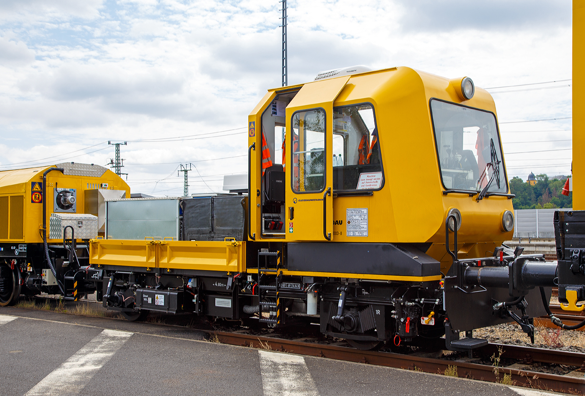 
Der Drehhobel D-HOB 2500 IV (D-HOB 4.0) der Schweerbau ist am 07.07.2019 beim ICE-Bahnhof Montabaur abgestellt.

Hier der Steuerwagen für den D-HOB 2500 IV (Schweres Nebenfahrzeug-Nr. D-SBAU 99 80 9580 003-8) einem ursprünglichen GAF 100 R (ex DB 97 17 50 131 18-9). Als GAF wurde es 1996 von der GBM Gleisbaumechanik Brandenburg/H. GmbH unter Fabriknummer  52.1.104 gebaut.

Das Fahrzeug wird als Steuerwagen eingesetzt und besitzt keinen eigenen Antrieb mehr.

TECHNISCHE DATEN Steuerwagen (D-SBAU 99 80 9580 003-8):
Anzahl der Achsen: 2
Länge über Puffer: 9.080 mm
Achsabstand: 4.800 mm
Breite: 2.600 mm
Höhe: 3.910 mm
Gewicht: 16 t
Nutzlast: 4 t
Höchstgeschwindigkeit: 100 km/h
Zur Mitfahrt zugel. Personen: 6
Zugelassen für Streckenklasse A oder höher.
Darf nur zusammengekuppelt mit dem Technologieträger D-HOB 2500 und dem Spänetransportwagen STW 01 in Zügen eingestellt werden.