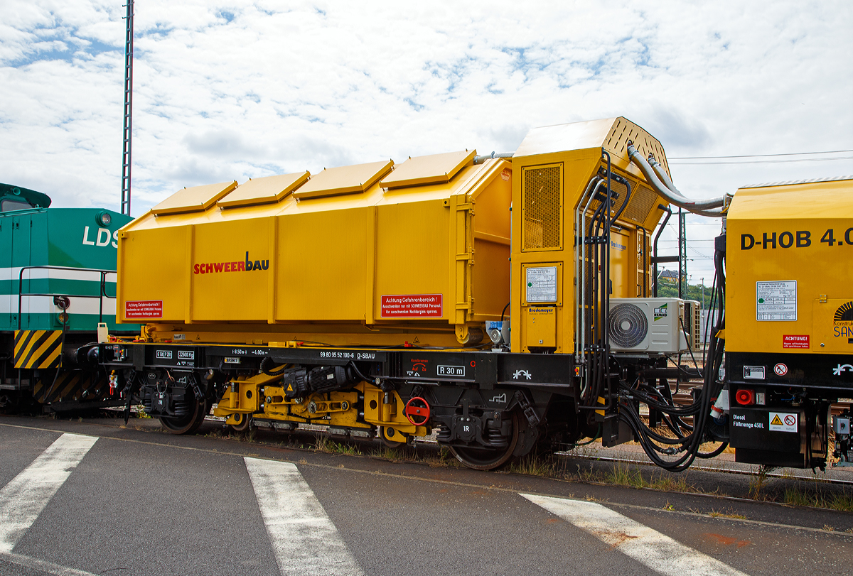 
Der Drehhobel D-HOB 2500 IV (D-HOB 4.0) der Schweerbau ist am 07.07.2019 beim ICE-Bahnhof Montabaur abgestellt.

Hier der Spänetransportwagen STW 01, mit Schleifeinheit (Rutschersteinschleifen), Schweres Nebenfahrzeug-Nr. D-SBAU 99 80 9 552 100-6.

Der der Spänetransportwagen STW 01ist ein 2-achsiger Wagen. Auf dem Wagen befindet sich ein 22m² Abrollcontainer als zur Aufnahme der anfallenden Späne. 

TECHNISCHE DATEN (Spänetransportwagen STW 01):
Spurweite: 1.435 mm
Anzahl der Achsen: 2
Länge über Puffer: 8.500 mm
Drehzapfenabstand: 4.800 mm
Laufraddurchmesser: 920 mm (neu) / 860 mm (abgenutzt)
Breite: 2.600 mm
Höhe: 3.640 mm
Gewicht: 22.600 kg
Nutzlast: 7,0 t
Höchstgeschwindigkeit: 100 km/h (geschoben 80 km/h)
Kleister befahrbarer Gleisbogen: R 30 m
Bremse: KE-GP
Zugelassen für Streckenklasse A oder höher.