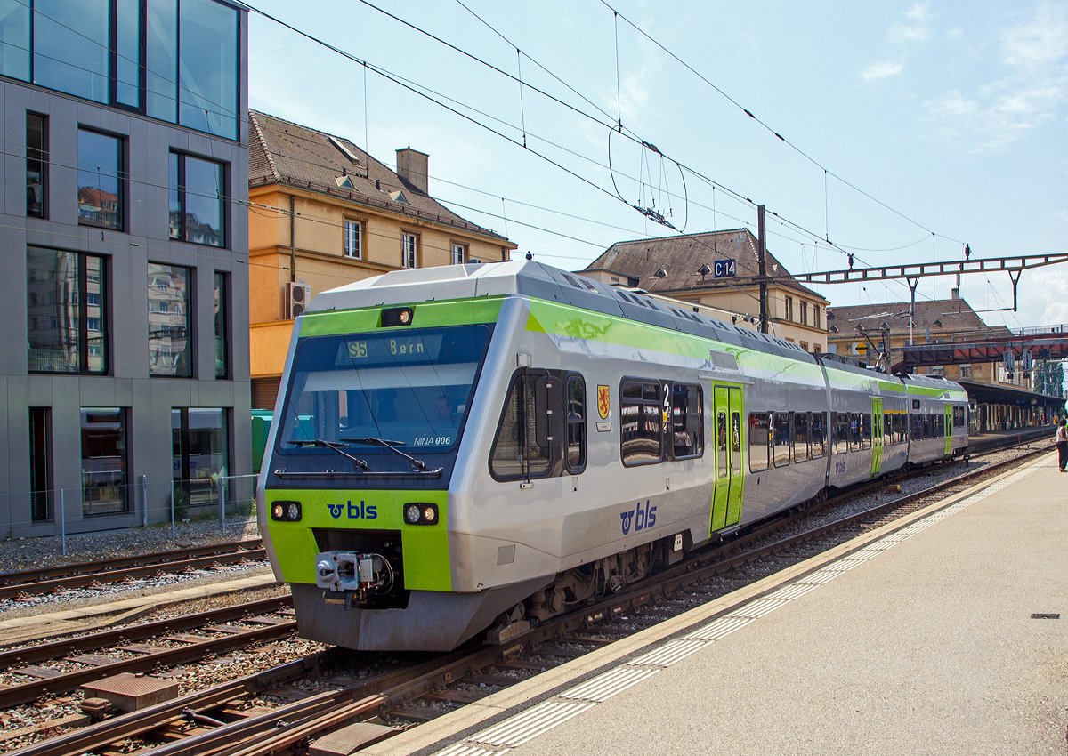 
Der dreiteilige BLS RABe 525 006  Willisau   bzw. NINA 006 (NINA = Niederflur-Nahverkehrszug) verl�sst als S5 nach Bern am 18.05.2018 den Bahnhof Neuch�tel.