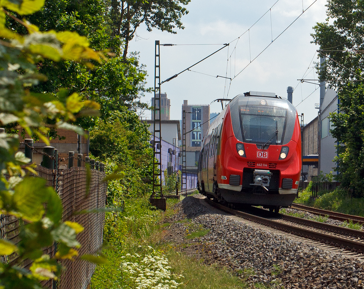 
Der dreiteilige Bombardier Talent 2 (442 114 / 442 614) der DB Regio als SE 40 Mittelhessen-Express (Frankfurt Hbf - Gie�en - Dillenburg) hat am 02.06.2014 Wetzlar verlassen und f�hrt weiter in Richtung Dillenburg.