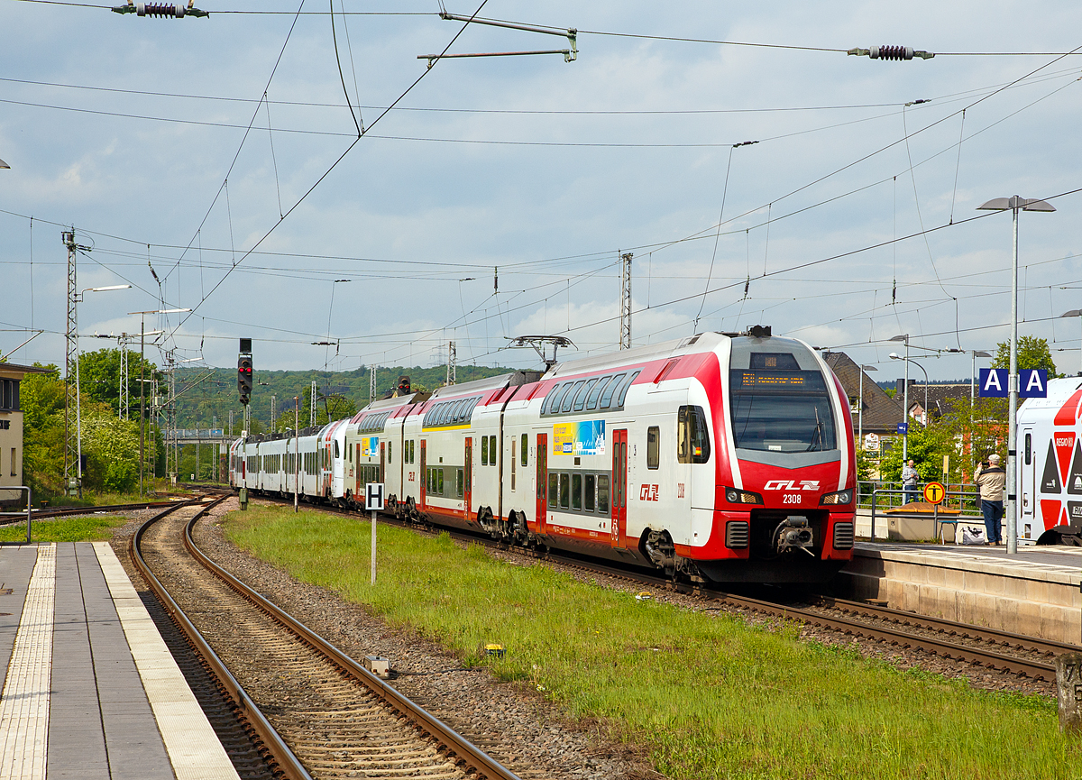 
Der dreiteilige CFL KISS 2308 als RE 11  DeLux-Express  gekuppelt mit dem f�nfteiligen S�WEX Stadler FLIRT 3 - 429 116 / 429 616 als RE 1  S�dwest-Express  nach Koblenz erreichen am 29.04.2018 den Hbf Wittlich.