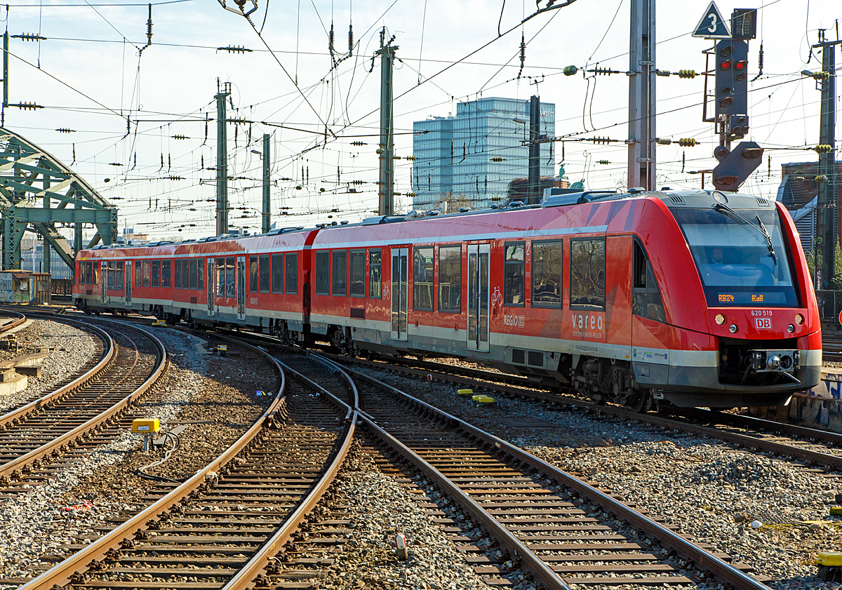 
Der dreiteilige Dieseltriebzug - ALSTOM Coradia LINT 81 - 620 519 / 621 019 / 620 019 der DB Regio (VAREO) fährt am 08.03.2015 als RB 24  Eifel-Bahn   Köln – Euskirchen – Kall in den Hauptbahnhof Köln ein.