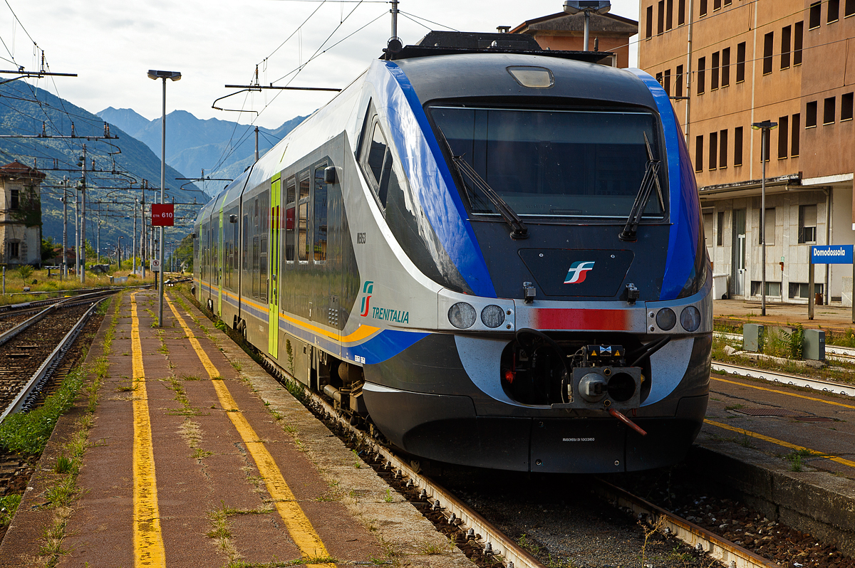 Der dreiteilige Minuetto Elettrico ME 053 (94 83 3501 053-x I-TI) der Trenitalia, abgestellt am 15.09.2017 im Bahnhof Domodossola. Er präsentiert sich zudem in der neuen modernen Farbgebung.

Diese dreiteiligen Elektrotriebzüge der italienischen Baureihe ALe 501 / Le 220 / ALe 502 (ME - Minuetto Elettrico) ist die Mutter der Produktfamilie der Alstom Coradia Meridian, von diesen wurden später auch Triebzüge für Deutschland und Nordeuropa abgeleitet. Von dieser elektrischen Variante wurden 136 Stück zwischen 2003 und 2010 gebaut. 