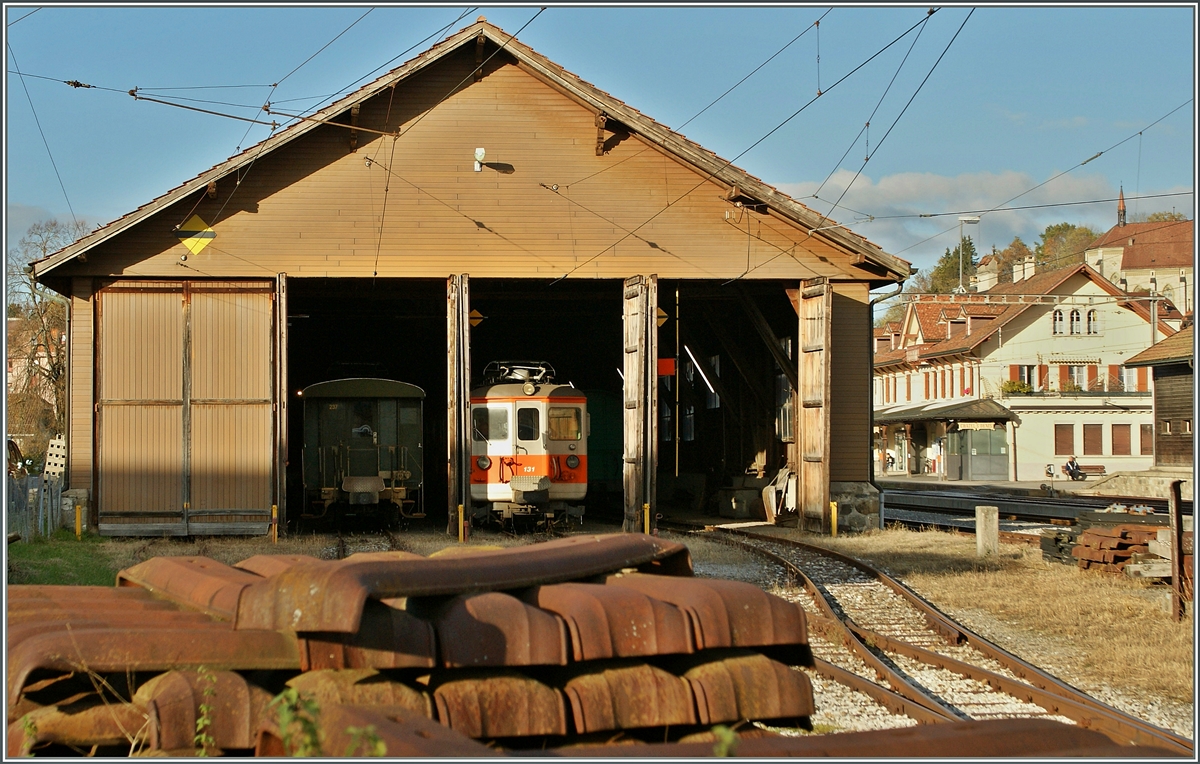 Der eben erst heimgekehrte GFM/TPF Be 4/4 131 ist noch etwas lichtscheu und versteckt sich im Depot von Ch�tel St-Denis.
30. Okt. 2013