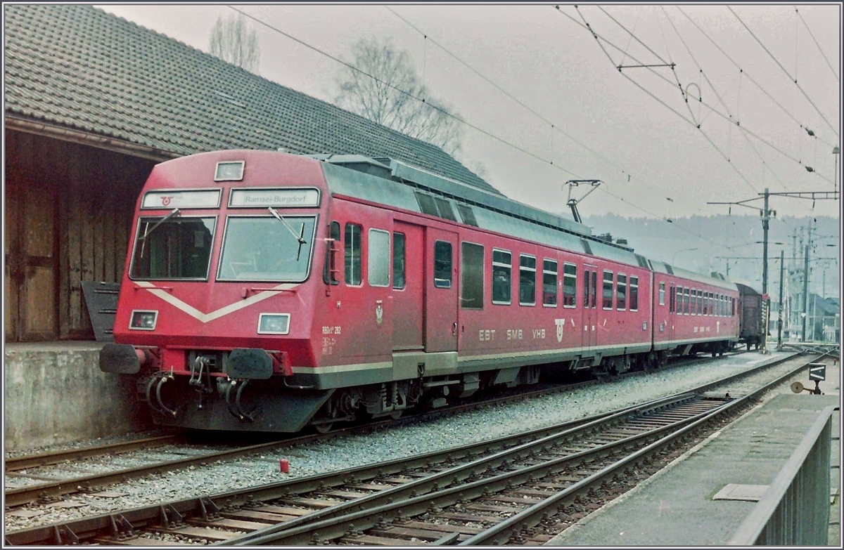 Der EBT SMB VHB RABDe 4/4 282 in Huttwil.
Analoges Bild/März 1988