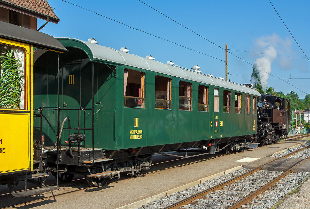 Der ehemalige 3.Klasse – Gro�raum  - Nichtraucher Plattformwagen SBB Br�nig C4 811 (sp�ter B 811), der Museumsbahn Blonay-Chamby, am 27.05.2012 im Bahnhof Blonay. Vorne die HG 3/4 Zahnraddampflok B.F.D.  N� 3  (Brig–Furka–Disentis-Bahn), der Zug steht zur Weiterfahrt nach Vevey bereit.

In den 1920er und den fr�hen 1930er Jahren hat die Schweizerische Industrie-Gesellschaft Neuhausen (SIG) der SBB Br�nig (Br�nigbahn, seit 2005 zur zb – Zentralbahn) die vierachsigen offenen Plattformwagen abgeliefert. Diese Wagen standen bis ca.1970 bei der Br�nigbahn in Betrieb und wurden danach verschrottet oder an andere Bahngesellschaften verkauft.

Der C4 811 (sp�ter B 811) wurde 1930 von SIG gebaut und an die Br�nigbahn geliefert, 1969 wurde er an die Chemins de fer fribourgeois Gruy�re–Fribourg–Morat (GFM, heute TPF - Freiburgische Verkehrsbetriebe AG).  An die Museumsbahn Blonay-Chamby ging er 2003, wo er 2009 mit viel Liebe und Kleinarbeit zum gr��ten Teil in den Originalzustand zur�ckgebaut wurde. Oft kam er auch mit der ehemaligen Br�niglok G3/3 109 zu Einsatz. Im Winter 2014 wurde der Wagen von der BC an den Verein GFM Historic unter Auflagen abgegeben.

TECHNISCHE DATEN: 
Nummerierungen: C4 801 bis 827
Spurweite:	1.000 mm (Meterspur)
Hersteller:	SIG
L�nge �ber Kupplung: 14.530 mm
Drehzapfenabstand: 10.000 mm
Achsabstand im Drehgestell: 1.800 mm
Laufraddurchmesser: 700 mm (neu)
L�nge des Wagenkastens: 12.360 mm
Breite: 2.540 mm
Eigengewicht: 14,6 t
Sitzpl�tze:	60	
Zahnradbremsen: urspr. 2 (Zahnstangensystem Riggenbach)
H�chstgeschwindigkeit: 75 km/h (urspr�nglich)
