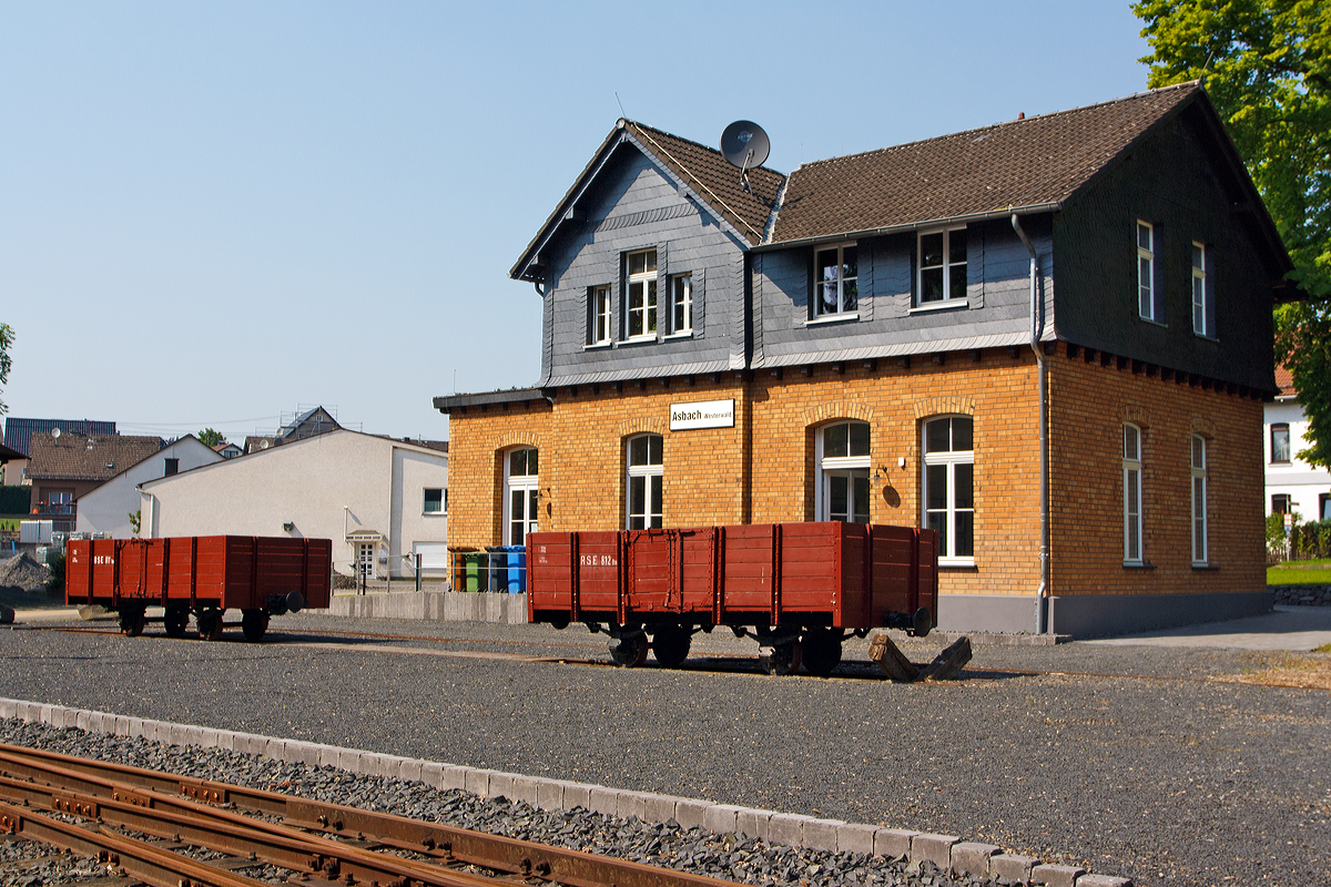 
Der ehemalige Bahnhof Asbach (Westerwald) am 08.06.2014, früher (bis  1. Dezember 1956) Endpunkt der 38,4 km langen 785 mm-Schmalspurstrecke (Bonn-) Beuel–Niederpleis–Hennef–Asbach der Rhein-Sieg Eisenbahn. 
Davor stehen die offenen Schmalspur-Güterwagen ex RSE 811 Om  und 812 Om. 

Heute befindet sich hier das kleine aber schmucke Eisenbahnmuseum Asbach. http://www.museum-asbach.de/index.html 