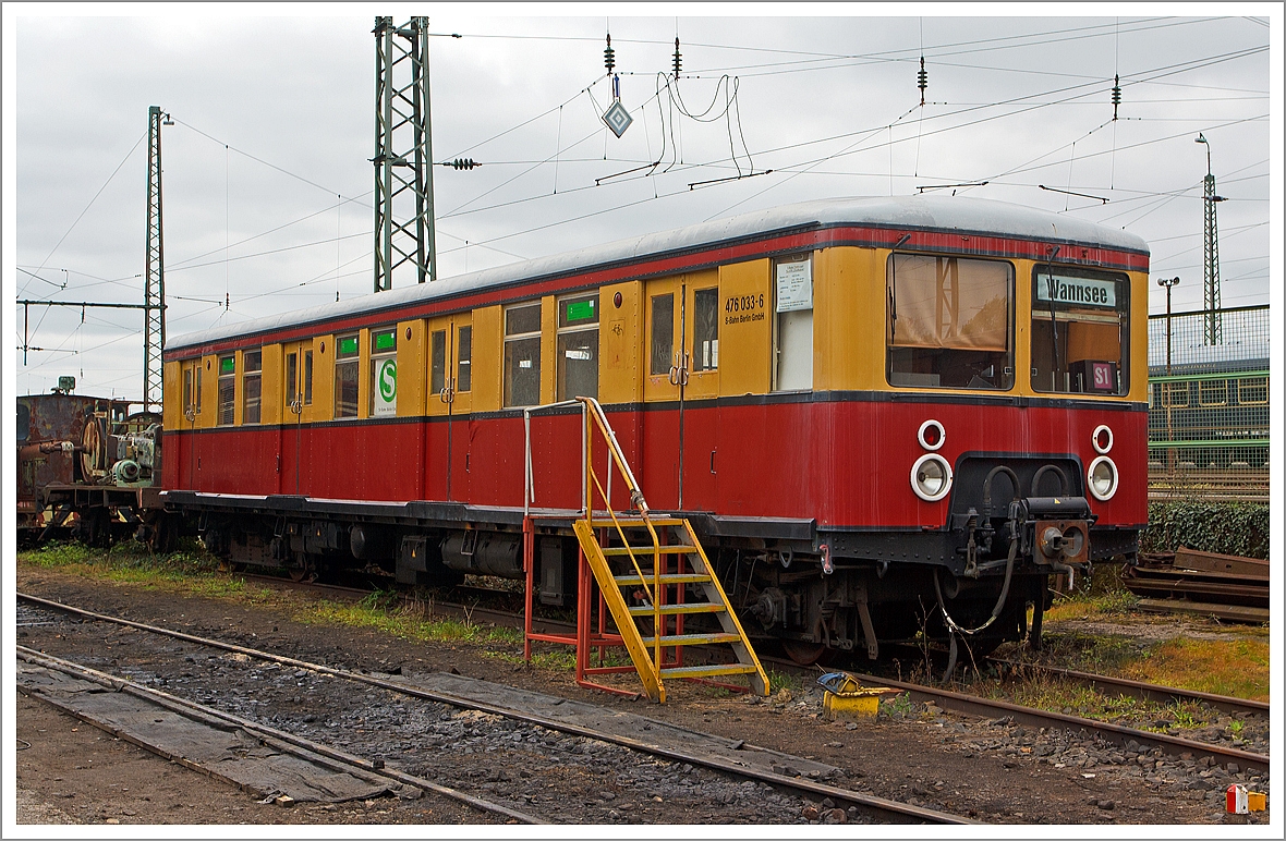 Der ehemalige Berliner S-Bahn Triebwagen 476 033-6, ex ET 165 299, ex DR 276 571-7 bzw.276 243, ex 33371, ausgestellt am 28.04.2013 im Eisenbahnmuseum im ehemaligen Bahnbetriebswerk Darmstadt-Kranichstein. 

Der Wagen wurde 1928 von der Waggon- und Maschinenbau AG in G�rlitz gebaut und war bis 2000 bei der Berliner S-Bahn im Einsatz, er hat eine Laufleistung von 7.845 Mio. km erbracht.
