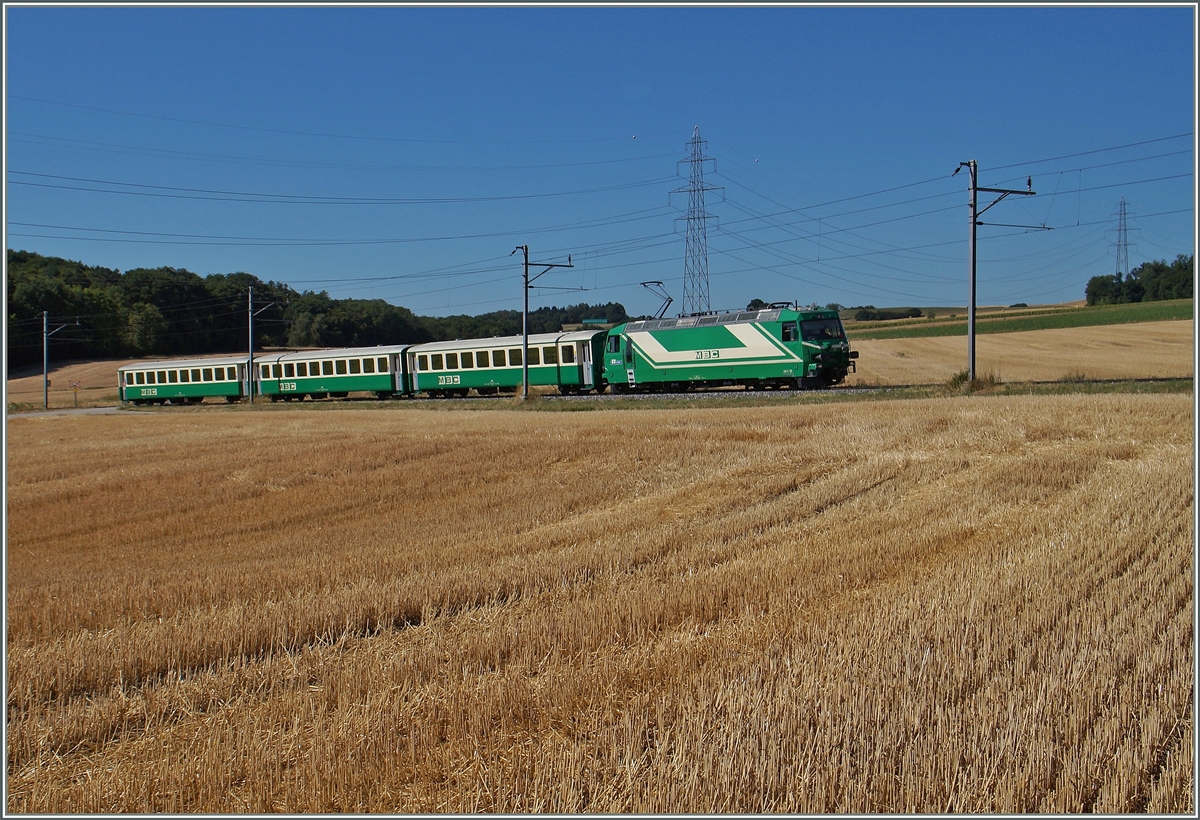 Der einzige, fahrplanmässige mit Lok und Komposition geführte BAM Reisezug 105 hat keine Gengenleistung und so wird das Leermaterial je nach Güterwagenaufkommen im Laufe des Tages nach Bière zurück geführt, hier ist die Komposition zwischen Chardonney-Château und Reverolle zu sehen.
21. Juli 2015