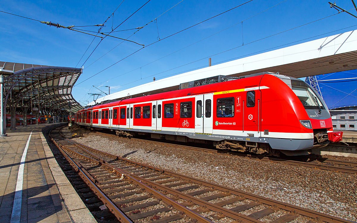 
Der elektrische Triebzug 422 547-0 / 422 047-1 der S-Bahn Rhein-Ruhr (Betreiber DB Regio NRW) fährt am 08.03.2015, als S 6 Köln - Düsseldorf - Essen, vom Hbf Köln weiter in Richtung Essen Hbf. 

Diese Triebzüge sind eine Weiterentwicklung der BR 423, sie sind vierteilig und alle Teile sind angetrieben, wobei die beiden Steuerwagen als BR 422 und die Mittelwagen als BR 432 geführt werden. Die Triebzüge wurden von einem Konsortium gebildet von Bombardier und Alstom in Aluminium-Leichtbauweise gefertigt (84 Stück 2007 bis 2010). 


Technische Daten:
Spurweite:  1435 mm (Normalspur)
Achsformel:  Bo'(Bo') (2') (Bo')Bo'  (Jakobsdrehgestelle in Klammern)
Länge über Kupplung:  69.430 mm
Höhe:  4.330 mm
Breite:  3.020 mm
Drehzapfenabstände:  15.140 mm / 2 x  15.460 mm / 15.140 mm
Drehgestellachsstand:  2.200 mm (End-DG) ; 2.700 mm (Jakobs-DG)
Kleinster bef. Gleisbogen: R 100 m
Leergewicht:  112 t
Höchstgeschwindigkeit:  140 km/h
Dauerleistung:  1.600 kW (max. 2.350 kW möglich)
Anfahrzugkraft:  145 kN
Beschleunigung:  1,0 m/s²
Laufraddurchmesser:  850/780 mm
Raddurchmesser:  850 mm neu / 780 mm abgenutzt
Stromsystem:  15 kV 16,7 Hz ~
Fahrmotoren:  8x Drehstrom-asynchron (wassergekühlt)  á 200 kW (max. 294 kW)
Kupplungstyp:  Scharfenbergkupplung Typ 10
Sitzplätze:  192 (16 in der 1. Klasse)
Stehplätze:  352
Fußbodenhöhe:  1.025 mm
Klassen:  1. und 2.
