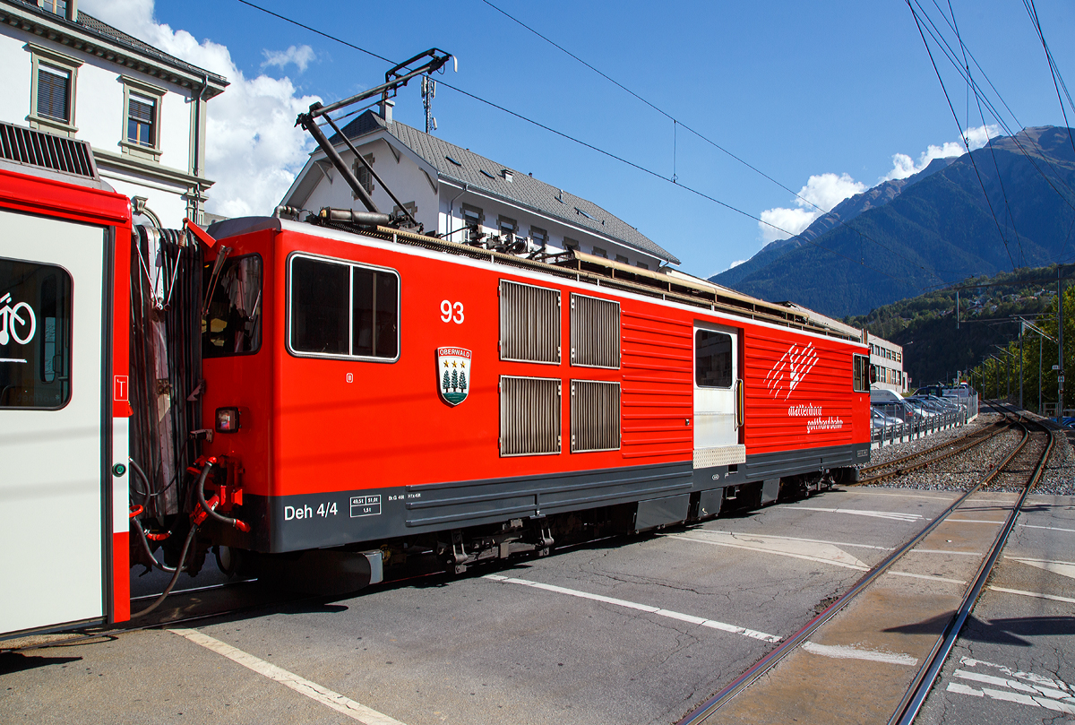 
Der Elektrischer Zahnradtriebwagen Deh 4 /4 - 93 „Oberwald“ fährt am 16.09.2017, mit einem Regionalzug, vom Bahnhof Brig weiter in Richtung Andermatt. 

Der Gepäcktriebwagen wurde 1979 von SLM (mechanischer Teil, Lokomotivkasten) und BBC (elektrische Ausrüstung) gebaut.

Die vier 1979 bei der Furka- Oberalp-Bahn in Betrieb genommenen Gepäcktriebwagen sind für Adhäsions- und Zahnstangenstrecken konzipiert. Zwei weitere Einheiten wurden 1982 in Auftrag gegeben. Sie werden auf dem ganzen Streckennetz – maximale Steigung 179%o - als Triebfahrzeuge für Züge mit vier bis fünf Wagen eingesetzt.
Der biege- und verwindungssteife, extrem leichte Kasten wurde in Stahl ausgeführt und die hohe Steifigkeit durch Strukturgebung erzielt. Dem leichten Innenausbau und der ergonomischen Führerstandgestaltung wurde ebenfalls besondere Aufmerksamkeit geschenkt.
Die Drehgestelle, die durch tiefliegende Drehzapfen über Traversen  it dem Kasten verbunden sind, enthalten je zwei Antriebsmotoren. Die Betriebsverhältnisse erfordern drei unabhängige Bremssysteme.

Die ehemaligen Deh 4/4 I und II der FO (Furka-Oberalp-Bahn) werden im Einsatz nicht unterschieden, wenn nötig, dann anhand der Seriennummern 2.., 5.. und 9...Sie werden hauptsächlich zusammen mit zwei Mittelwagen und einem Steuerwagen als fest gekuppelte Pendelzüge eingesetzt. Zwischen Disentis und Andermatt (Oberalp, 110‰) kann ein und zwischen Visp und Andermatt (Goms, 90‰) können zwei, im Sommer drei Verstärkungswagen angehängt werden. Zwischen Andermatt und Göschenen (Schöllenenschlucht, 179‰) sind keine Verstärkungswagen möglich. Die Pendelzüge sind innerhalb der Komposition mit der automatischen +GF+-Kupplung (GFN) verbunden. Für andere Verwendungen müssen die Kupplungen getauscht werden. Mindestens ein Triebwagen, früher waren dies meist Nr. 95 oder 96, dient als Ersatzfahrzeug für die übrigen Deh und wird auch allein für Überfuhren eingesetzt. Früher wurden auch Güterzüge nach Göschenen geführt.

Technische Daten:
Spurweite: 1.000 mm
Achsformel: Bo’Bo’
Länge über Puffer: 15.500 mm
Drehzapfenabstand: 8.800 mm
Achsabstand im Drehgestell: 2.790 mm
Größte Breite: 2.683 mm
Größte Höhe (bei abgesenkten Stromabnehmer): 3.880 mm
Leergewicht: 49,5 t (davon Mechanischer Teil 28 ,5 t)
Dienstgewicht: 51,0 t
Maximale Zuladung: 1,5 t
Höchstgeschwindigkeit: Adhäsion 60 km/h / Zahnstange 30 km/h
Stundenleistung: 1.032 kW
Dauerleistung: 936 kW
Stundenzugkraft am Rad: 117,2 kN
Dauerzugkraft am Rad: 101,2 kN
Maximale Zugkraft am Rad: 247,2 kN
Stromsystem: 11 kV 16,7 Hz AC
Anzahl der Fahrmotoren: 4
