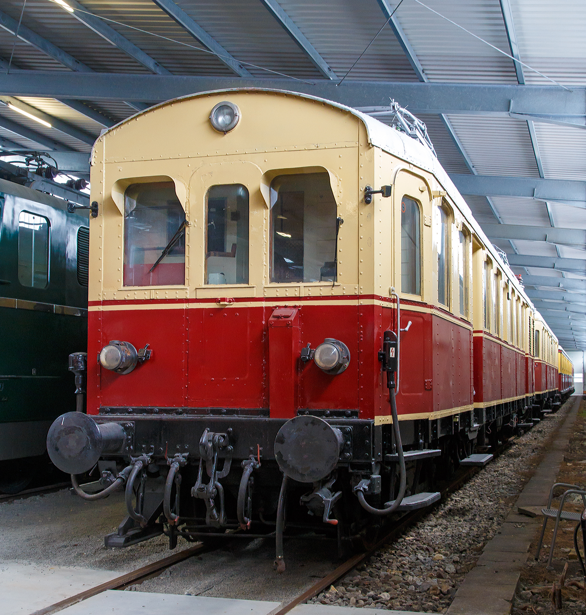 Der Elektrotriebwagen ET 85 07, ex DB 485 00, ex DRG elT 1107, gekuppelt mit dem Steuerwagen ES 85 15, ex DB 885 615, ex DRG elS 2115, ausgestellt am 09.09.2017 in der SVG Eisenbahn-Erlebniswelt Horb.

Der Elektrotriebwagen ET 85 07 wurde 1927 von der H. Fuchs Waggonfabrik AG in Heidelberg-Kirchheim gebaut und als Nahverkehrstriebwagen elT 1107 an die Deutsche Reichsbahn-Gesellschaft geliefert. Der Steuerwagen wurde 1927 von MAN (Maschinenfabrik Augsburg-Nürnberg) unter der Fabriknummer 123901 gebaut und als elS 2115 an die DRG geliefert. 

1924 wurden von der Waggonfabrik Fuchs in Heidelberg vier Dampftriebwagen der bayerischen Gattung MCCi in die Elektrotriebwagen D4i elT 701–704, ab 1933 elT 1101–1104 (ab 1940: ET 85 01–04) umgebaut. 

Nach dem Umbau wurden bei Fuchs und BBC in den Jahren 1925 zunächst sechs Triebwagen (el 705–711) und vier Beiwagen (8001–8004) in Auftrag gegeben. Hatten die Umbauten noch hölzerne Aufbauten, so waren die neuen Triebwagen mit eisernen Aufbauten versehen. 1927 war es noch nicht möglich, die ganze Elektrik unter dem Wagenboden unterzubringen. Der Trafo und das Schaltwerk wurden daher in einem Maschinenraum untergebracht. Die neuen Triebwagen waren nur etwas länger als die „Prototypen“. Auch die Fenster waren mit 900 mm breiter als in den Voraustriebwagen (800 mm). Die Türen zu den Fahrgasträumen waren ebenfalls eingezogen, zum Maschinenraum führte von außen aber nur noch eine einfache Tür an der rechten Fahrzeugseite. Alle Fahrzeuge bis zur Betriebsnummer el 730 hatten ursprünglich Fronttüren und Übergangsbrücken, die später entfernt wurden.

1927 wurden eine weitere Bestellung über fünf Trieb- und elf Steuerwagen (el 711–715, 8005–8015) getätigt, im gleichen Jahr noch einmal je 15 Trieb- und Steuerwagen. 1932 wurden noch einmal sechs Triebwagen und vier Steuerwagen bestellt, sie erhielten gleich die neuen Bezeichnungen elT 1131–1136 und elS 2131–2134. Als Beiwagen dienten umgebaute dreiachsige bayerische Personenwagen EB 85 01–70, die später durch dreiachsige Umbauwagen ersetzt wurden.

In genau derselben Form und mit derselben Raumanordnung – anstelle des Maschinenraumes war ein Gepäckraum vorhanden – entstanden von 1927 bis 1933 die Steuerwagen sie bekamen zunächst die Nummern 8001–8004, ab 1940 dann ES 85 01–34.

Aufgrund des Krieges wurde bei den meisten Triebwagen das elfenbeinfarbene Fensterband weinrot überlackiert. Die umgebauten Triebwagen ET 85 03 und 04 wurden noch vor 1945 ausgemustert.

An beiden Enden befand sich ein Führerstand, hinter dem einen Führerstand waren Transformator, Schaltwerk und Hochspannungsanlagen untergebracht. Der Maschinenraum befand sich über dem Laufgestell. Im Triebgestell waren zwei achtpolige Tatzlagermotoren untergebracht. Die Drehgestelle der Neubautriebwagen entsprachen der Berliner Stadtbahn-Bauart. Auf dem Dach waren zwei SBS-10-Stromabnehmer montiert. Die Fahrzeuge verfügten erstmals über eine Sicherheitsfahrschaltung. Als Bremse war eine Knorr-Einkammer-Druckluftbremse vorhanden, daneben auch eine Spindelbremse als Handbremse. Von Anfang an waren drei Frontlichter vorhanden, an der Dachkante befanden sich zwei rote Lampen als Rücklicht.

Die einflügeligen Einstiegstüren lagen hinter dem Maschinenraum bzw. dem ersten Abteil hinter dem Führerstand und waren eingezogen. Auf der rechten Fahrzeugseite hatte der Maschinenraum Lüftergitter statt Fenstern. Das mittlere Abteil war in ein größeres Nichtraucher und ein kleineres Raucherabteil aufgeteilt, dazwischen befand sich eine Toilette. Die Sitzteilung war 2+ 3. Die Wagen waren zunächst als 4. Klasse beschildert, ab 1928 bis 1956 als 3. Klasse.

Die Deutsche Bundesbahn übernahm noch 24 ET 85 in ihren Bestand. 1949 wurden drei Triebwagen in ET 90 umgebaut. Eingesetzt wurden diese Triebwagen nicht nur vom Bw München Ost aus, im Münchener Vorortverkehr, sondern auch bei der DB im Schwarzwald auf der Dreiseenbahn, der Lokalbahn Bad Aibling–Feilnbach und auf der Wehratalbahn.

1956 erhielten acht Triebwagen einen Umbau mit einer neuen Inneneinrichtung: Die Sitzteilung war nunmehr 2+2. Auch die nicht umgebauten Wagen wurden nun als 2. Klasse bezeichnet. Die Triebwagen ET 85 05, 11 und 19 erhielten beim Umbau auch ein 1.-Klasse-Abteil über dem Triebdrehgestell, und wurden dabei zu ET 65 101–103 umgezeichnet. 

1960 wurden aus allen 22 noch vorhandenen Steuerwagen das Steuerabteil auf der Gepäckraumseite ausgebaut, und bei den meisten Triebwagen eine Sitzbank dafür eingebaut. Neun Steuerwagen erhielten dagegen eine neue Inneneinrichtung mit 2+2 Sitzanordnung, außerdem zwei 1.-Klasse-Abteile mit insgesamt zwölf Plätzen, sie erhielten die Nummern ES 85 101–109.

1968 wurden alle noch vorhandenen Trieb-, Steuer- und Beiwagen umgezeichnet: Die Triebwagen als Baureihe 485, die Steuerwagen nur mit 2. Klasse als 885 601ff., die Steuerwagen mit 1. Klasse als 885 701ff. und die Beiwagen als 885 801ff., der 485 005 wurde am 29. September 1977 als letztes Fahrzeug ausgemustert.

Als Beiwagen wurden1927 insgesamt 35 dreiachsige Personenwagen der Gattung C3i bay 99 umgerüstet, um die Kapazität zu erhöhen, sie erhielten die Wagennummern 6501 bis 6535. Zur Ausrüstung gehörte eine durchgehende Leitung für die Vielfachsteuerung und eine elektrische Zugheizanlage. 1928 wurden weitere 35 Wagen zu Beiwagen umgerüstet (6536 bis 6570). 1940 erhielten diese Wagen die Bezeichnung EB 85 01 bis 70. Nachdem diese Wagen bei der DB ausgemustert waren, wurden 1961 acht dreiachsige Umbauwagen für den Einsatz als Beiwagen umgebaut, und dabei rot lackiert. Sie wurden als EB 85 01 bis 08 in zweiter Besetzung bezeichnet.

TECHNISCHE DATEN:
Hersteller:  Fuchs, MAN (mechanisch); BBC (elektrisch)
Spurweite: 1.435 mm (Normalspur)
Achsformel: Bo’2’ (ET) / 2’2’ (ES)
Gattungsbezeichnung: C4ielT (ET) / CPw4ielS (ES)
Länge über Puffer:  20.340 mm
Drehzapfenabstand:  12.910 mm 
Drehgestellachsstand:  2.500 mm 
Dienstgewicht:  61,4 t
Höchstgeschwindigkeit:  75 km/h
Stundenleistung:  550 kW
Dauerleistung:  500 kW
Treibraddurchmesser:  1000 mm
Laufraddurchmesser:  1000 mm
Stromsystem:  15 kV 16 2/3 Hz AC
Stromübertragung:  Oberleitung
Anzahl der Fahrmotoren:  2
Antrieb:  Tatzlager
