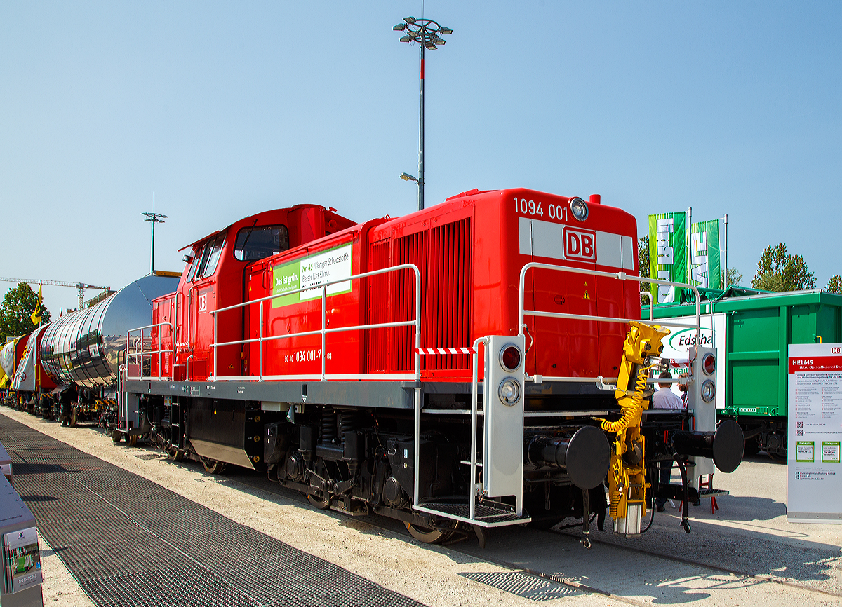 
Der erste HELMS-Prototype (Hybrid Electro-Mechanical Shunter), die 1094 001-7 (90 80 1094 001-7 D-DB) der DB Cargo Deutschland AG wurde auf der transport logistic 2019 in München vorgestellt (hier 05.06.2019).  

Lebenslauf:
Die Lok wurde 1972 bei MaK in Kiel unter der Fabriknummer 1000589 gebaut und als 290 289-8 an die DB geliefert.1999 erfolgte der Umbau mit Funkfernsteuerung und die Umzeichnung in 294 289-4. Die Remotorisierung mit einem MTU-Motor 8V 4000 R41, Einbau  einer neuen Lüfteranlage, neuer Luftpresser und Ausrüstung mit dem Umlaufgeländer erfolgten 2005 bei der DB Fahrzeuginstandhaltung GmbH im Werk Cottbus. Daraufhin erfolgte die Umzeichnung in 294 789-3 (98 80 3294 789-3 D-DB). 2018 erfolgte dann der Hybridisierungs- Umbau (HELMS) durch DB Fahrzeuginstandhaltung GmbH in Cottbus und Umzeichnung in 1094 001 (90 80 1094 001-7 D-DB).

HELMS ist ein neuartiges Hybridkonzept:
Das Projekt HELMS (Hybrid Electronic Mechanical Shunter) ist das neue und umweltfreundliche Hybridisierungs- und Modernisierungslösung für die Baureihe 294 (ex V 90) der DB. Mit diesem Projekt schlägt die DB eine ganz neue Richtung ein.

Um diese Modernisierung nachweislich zu erproben, wird das technische Konzept bis Ende 2020 an zwei Prototypen getestet. Ab 2022 soll es als technische Lösung für dieselhydraulische Rangierloks in Serie gehen.

Das bisherige dieselhydraulische Antriebskonzept der Baureihe 294 wird durch einen elektromechanischen Hybridantrieb mit einem leistungsverzweigten Getriebe ersetzt und somit ein zukunftssicheres Energiemanagementsystem etabliert. Dabei werden Traktionseigenschaften, wie zum Beispiel die Zugkraft in der Leistungsklasse von 1.000 KW beibehalten.

Durch den Einsatz der neuen Komponenten und deren Zusammenspiel konnte der Diesel-Kraftstoffverbrauch und CO2-Ausstoß um 20% reduziert werden. Darüber hinaus konnte temporär ein emissionsfreier Betrieb hergestellt werden sowie eine Reduzierung der durchschnittlichen Lärmemission.

Neben dem  grünen  Nutzen wird auch dem wirtschaftlichen Aspekt Rechnung getragen. Es wird mit einer Verlängerung der Lebensdauer um mindestens 16 Jahre gerechnet. Die Dieselmotoren, Rahmen und Drehgestelle können weiterhin verwendet und die Instandhaltungskosten können gesenkt werden. Der bisherige Dieselmotor muss nicht zwingend getauscht werden, was zu weiteren Einspareffekten führt.

Das herkömmliche Strömungsgetriebe wird durch ein Hybrid-Planeten-Getriebe ersetzt, das die Leistungsübertragung optimiert und durch eine Hybridsteuerung den effizienten Verbrauch ermöglicht. Der Einsatz eines Li-Ion Energiespeichers senkt den hohen Leerlaufanteil des Dieselmotors und ermöglicht sogar ein temporär emissionsfreies Fahren.

Die Einsparungseffekte gegenüber der dieselhydraulischen Technik ergeben sich u.a. durch den besseren Getriebewirkungsgrad unter Beibehaltung der Leistung des Dieselmotors sowie die Wiederaufladung der Batterie im Betrieb.

Um diese innovative Hybridlösung für die 1.000 kW Leistungsklasse anbieten zu können, wurde ein Gemeinschaftsprojekt im DB-Konzern aufgesetzt. Die Projektleitung übernahm DB Cargo als Betreiber. Die Systemauslegung, Hybridsteuerung und Integrationsengineering wurde von DB Systemtechnik verantwortet. Die DB Fahrzeuginstandhaltung brachte die Erfahrung mit Retrofits ein und übernahm die Umbauverantwortung. 

Zwei Partner aus der Industrie Toshiba und Henschel sind für die Lieferung der Hauptkomponenten verantwortlich.
Hybridisierungs- und  Modernisierungslösung für die BR 294 besteht aus den Neukomponenten:
Leistungsverzweigtes mechanisches Getriebe
92 kWh Li-Ion-Traktionsbatterie
Traktionsumrichter und Antriebssteuerungsgerät
2 elektr. Traktionsmotoren (2 x 330 kW) und ein Generator

Die Bestandskomponenten sind:
Lokrahmen, Drehgestelle inkl. angepasste Aufbaumodule, Dieselmotor der 1.000 kW-Klasse