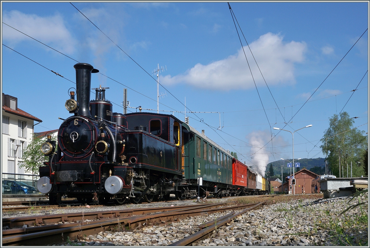 Der erste  Riviera Belle Epoque  Zug nach Vevey wartet in Blonay auf die Abfahrt. Am Schluss dampt die ex BM G 3/3 6. 
15. Mai 2016