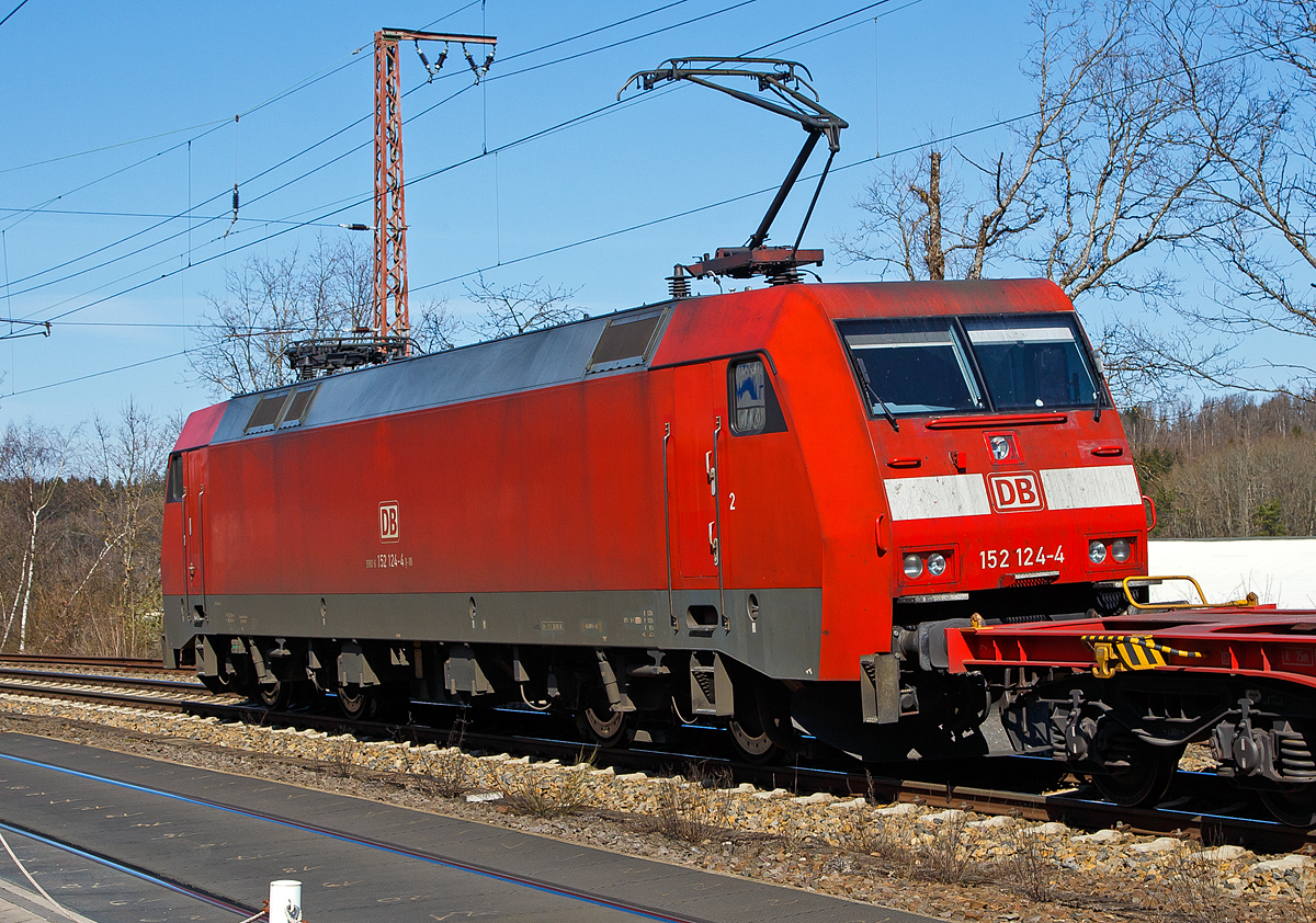 Der erste Tragwagen war leer, so war der Nachschuss gut möglich...
Die 152 124-4 (91 80 6152 124-4 D-DB) der DB Cargo AG erreicht am 30.03.2021 mit einem Containerzug Rudersdorf (Kr. Siegen). Bevor es in Richtung Siegen weitergeht, hat sie hier erst mal Hp 0 und muss den Gegenverkehr abwarten. Ein Gleis war wohl unterbrochen.

Die Siemens ES64F wurde 2000 von Krauss-Maffei AG (später Siemens) in München-Allach unter der Fabriknummer 20251 für die DB Cargo AG gebaut, der elektrische Teil wurde Siemens Uerdingen (DUEWAG) unter der Fabriknummer 91975 geliefert.