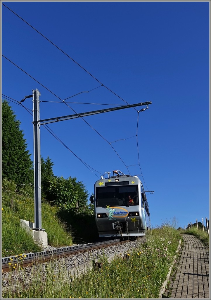 Der erste Zug fährt vom Les Pleiades hinunter ins Tal.
(17.06.2015)