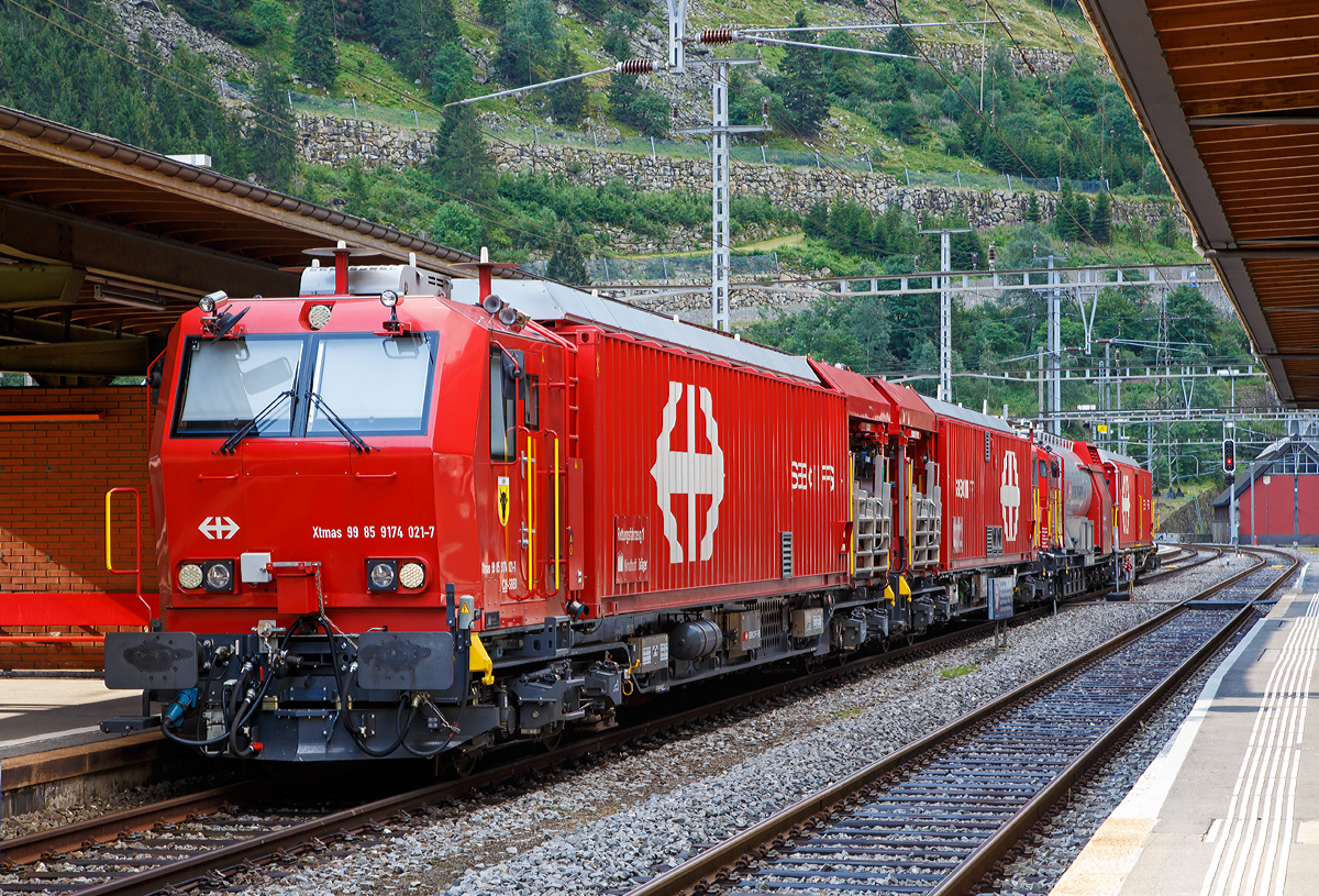 Der Erstfelder SBB L�sch- und Rettungszug 2014 „Uri“ (ein vierteiliger LRZ 14) am 02 August 2019 beim Halt im Bahnhof G�schenen.  

Der L�sch- und Rettungszug wurde 2014 f�r die SBB Infrastruktur, Depot Erstfeld, gebaut und besteht aus dem:
Rettungsfahrzeug 1 - Xtmas 99 85 9174 021-7 CH-SBBI;
Rettungsfahrzeug 2 - Xtmas 99 85 9174 011-8 CH-SBBI;
Tankl�schwagen - Xans 99 85 9375 011-5 CH-SBBI; sowie
Ger�tefahrzeug - Xtmas 99 85 9177 011-5 CH-SBBI

Die vorletzte Generation der L�sch- und Rettungsz�ge (LRZ 2014) ist vierteilig und besteht aus einem Tankl�schwagen, einem Ger�tefahrzeug und zwei Rettungsfahrzeugen. Der Antrieb erfolgt mit je zwei MTU-Dieselpowerpacks (6-Zylinder Turbo geladener Dieselmotor von MTU, Partikelfilter, Turbogetriebe mit eingebautem Retarder und K�hlsystem) nach EU-Abgas-Emissionsstufe IIIA Norm, mit je 390 kW Leistung �ber die beiden Rettungs- sowie das Ger�tefahrzeug (dieselhydraulischer Antrieb). Der L�sch- und Rettungszug hat so eine installierte Gesamtleistung von 2.340 kW, eine H�chstgeschwindigkeit von 100 km/h und kann Anh�ngelasten von 940 Tonnen bei einer Steigung von 27 Promille bewegen.

Der Tankl�schwagen ist nicht selbstfahrend, er ist als Steuerwagen ausgef�hrt, daher auch die Gattungsbezeichnung Xans. Er besitzt zwar einen Deutz 6-Zylinder- Dieselmotor (mit 238 KW Leistung) mit vollautomatischem Partikelfilter, einer und angeflanschtem Pumpenaggregat von Vogt, dieser wird aber nur Wasser- und Schaummittelpumpen ben�tigt. 

Der gesamte Atemluftvorrat des Zuges betr�gt 1.980.000 Normliter und wird in 132 Speicherflaschen, die ein Volumen von 50 Litern haben, mit 300 Bar Druck gelagert. An verschiedenen Orten in den Innenr�umen und auf den Plattformen sind Anschl�sse f�r die Atemluftversorgung vorhanden. Daran k�nnen separate Atemschutzmasken oder das tragbare Atemschutzger�t mit Geber- und Nehmerschlauch angeschlossen werden. Alle F�hrerstandkabinen sind druckdicht und verf�gen �ber eine Atemluftversorgung, welche einen �berdruck erzeugt. In den F�hrerstandkabinen des Ger�tefahrzeugs und des Tankl�schwagens ist zus�tzlich ein Bedienpult f�r die Feuerl�schtechnik eingebaut. Zwischen 4 und 5 Stunden ist ein autonomer Betrieb des LRZ m�glich.

Im Einsatz wird der Zug in zwei Einheiten geteilt. Die erste Einheit aus Ger�tefahrzeug und Tankl�schwagen (mit 780 kW Antriebsleistung) dient der Feuerbek�mpfung und dem Bergungsarbeiten. Die zweite Einheit (mit 1.560 kW Antriebsleistung), bestehend aus zwei Rettungsfahrzeugen �bernimmt im Shuttleverkehr den Personentransport zu einem sicheren Ort.

F�r den Gotthard-Basistunnel (GBT) werden zwei dieser LRZ 14 vorgehalten, dieser steht beim neuen Erhaltungs- und Interventionszentren (EIZ) Erstfeld und ein weiterer beim EIZ Biasca. F�r jeden Zug wird rund um die Uhr (7x24 h) eine Besatzung mit je 5 Mann vorgehalten. Die Mannschaften der L�sch- und Rettungsz�ge sind an deren Standorten kaserniert. Das erm�glicht, dass sie auch in der Nacht innerhalb weniger Minuten einsatzbereit sind. Die Z�ge sind innerhalb 5 Minuten startklar. Im Ereignisfall erfolgt dann eine entsprechende Verst�rkung durch externe Einsatzkr�fte, wie Feuerwehr, Sanit�t, etc..

Technische Daten Rettungsfahrzeug 1 und 2:
Ausr�stung Rettungscontainer:
Au�enluftunabh�ngiger Hauptraum mit leichtem �berdruck, zug�nglich durch Schleusenraum;
Platz f�r etwa 60 Personen oder 40 Personen und 6 Liegen
20 Atemschutzger�te mit angeschlossenem Geber- und Nehmerschlauch 
Tragbahren faltbar, Rettungsbretter, Schaufelbahren, Vakuummatratzen
Material f�r lebensrettende Sofortma�nahmen und Sanit�tsmaterial
Anschl�sse f�r die Versorgung von Patienten mit Medizinsauerstoff
Raum�berwachungsger�te f�r Sauerstoff und Kohlendioxid
Brandschutzausr�stung der Mannschaft (Jacken, Hosen, Stiefel, Helme) 
Explosionsmessger�t und W�rmebildkameras
Ausr�stung Rettungsplattform
Treppenmodul2 Schwenkarme mit Kettenzug
2 Feste LED Scheinwerfer
Pr�f- und Erdungsgarnituren f�r die Fahrleitung 

TECHNISCHE DATEN (Fahrzeug):
Hersteller Basisfahrzeug: Windhoff Bahn- und Anlagentechnik GmbH
Basisfahrzeug Typ: WINDHOFF MPV
Hersteller Rettungscontainer und Atemluftanlage: Dr�ger Safety AG
Spurweite: 1.435 mm (Normalspur)
Achsfolge: Bo´Bo´
Eigengewicht: ca. 70.000 kg
Max. Zuladung: 7.000 kg
L�nge �ber Puffer:  22.060 mm
Drehzapfenabstand: 15.500 mm
Achsabstand im Drehgestell: 2.600 mm
Treibraddurchmesser: 920 mm (neu)
H�he der Containerauflage: 1.220 mm
H�chstgeschwindigkeit: 100 km/h (eigen und geschleppt)
Leistung: 2 x 390 kW
Dieselmotor: 2 x MTU-Dieselpowerpack (6-Zylinder Turbo geladener Dieselmotor von MTU, Partikelfilter, Turbogetriebe mit eingebauten Retarder und K�hlsystem)
Kleinster befahrbarer Gleisbogen: R 120 m

Technische Daten Tankl�schwagen (Xans 99 85 9375 0xx-x CH-SBBI):
Ausr�stung Tankl�schwagen:
1 Frontmonitor an F�hrerkabine, Leistung 800 l/Min. bei 8 Bar, Wurfweite ca. 35 m (Wasser)
1 Wasser-/Schaumwerfer auf Kabinendach, Leistung 2400 l/Min. bei 8 Bar, Wurfweite ca. 70 m (Wasser), ca. 60 m (Schaum)
Fahrzeugfront, Selbstschutzd�sen 2 � 75 l/Min. und 1 � 150 l/Min.
Abg�nge getrennt f�r Wasser – Wasser/Schaum
Aufbaubarer Wasser-/Schaumwerfer mit 1200 l/Min.
Aufbaubare Hydroschilder mit 720 und 1800 l/Min.
feste LED-Scheinwerfer
Schlauchmaterial 1.000 m (Schlauchgr��en 40 mm, 55 mm, 75 mm)
Teilst�cke, Hohlstrahlrohre, Schwer- und Kombischaumrohre
Handfeuerl�scher (Schaum, CO2)
Pr�f- und Erdungsgarnituren f�r die Fahrleitung

Maschinenraum Tankl�schwagen:
Dieselmotor Deutz (238 kW / 324 PS), 6 Zylinder mit vollautomatischem Partikelfilter welcher die Abgasnorme Stage IIIB erf�llt und angeflanschtem Pumpenaggregat von Vogt
Druckpumpe 6000 l/Min. bei 10 Bar
Schaummittelpumpe 500 l/Min., 0–6 % Zumischrate
Hochdruckpumpe 500 l/Min. bei 40 Bar

TECHNISCHE DATEN (Fahrzeug):
Hersteller Untergestell: Josef Meyer AG
Hersteller Fahrzeug Oberbau: Windhoff Bahn- und Anlagentechnik GmbH (Fabriknummer 2752)
Hersteller Atemluftanlage: Dr�ger Safety AG
Hersteller Feuerl�schtechnik: Vogt AG
Spurweite: 1.435 mm (Normalspur)
Achsfolge: 2´2´ (nicht selbstfahrend / Xans)
Anzahl der Achsen: 4 in zwei Drehgestellen
L�nge �ber Puffer:  17.040 mm
Drehzapfenabstand: 12.000 mm
Achsabstand im Drehgestell: 1.800 mm
Eigengewicht: 41.000 kg
Dienstgewicht 90.000 kg
L�schwasservorrat: 45.000 Liter
Schaumextrakt-Vorrat: 1.500 Liter

Technische Daten Ger�tefahrzeuge:
Arbeitsmodul/Generator:
Generator 65 kVA f�r Bordnetz, Dieselmotor Deutz (erf�llt Abgasnorm IIIB, ausger�stet mit einer integrierten Abgasnachbehandlung und aktiver Regeneration mittels eines DPF/Brenners).
Atemluftfilteranlage und Abf�llstation f�r tragbare Atemluftflaschen.

Feuerl�schanlage:
1 Frontmonitor an F�hrerkabine, Leistung 800 l/Min. bei 8 Bar, Wurfweite ca. 35 m (Wasser)
1 Wasser-/Schaumwerfer auf Kabinendach, Leistung 2400 l/Min. bei 8 Bar, Wurfweite ca. 70 m (Wasser), ca. 60 m (Schaum)
Fahrzeugfront, Selbstschutzd�sen 2 � 75 l/Min. und 1 � 150 l/Min.

Ausr�stung:
Motorspritze (Typ 1, mobil, 800 l/Min. bei 8 Bar, resp. nach Umbau Lenzpumpe 2700 l/Min. bei 1,5 Bar mit Saugschl�uchen)
Diverses �lwehrmaterial – �lbindemittel, Feuerl�scher (Schaum, Pulver, CO2), Werkzeug, Explosionsgesch�tzte Handlampen und W�rmebildkameras
Beleuchtungsmaterial – Scheinwerfer (1.000 W)
ELRO-Pumpe mit Saug-/Druckschl�uchen
Schienenrollwagen
Rettungskettens�ge, Trennschleifer, Rettungsschere/Rettungsspreizer, Pioniermaterial, Leiter und Absperrmaterial
Evakuierungsstege
Hilfskupplungen f�r Fahrzeuge mit automatischer Kupplung
Kran Palfinger PC 3800 mit Seilwinde

TECHNISCHE DATEN (Fahrzeug):
Hersteller Basisfahrzeug: Windhoff Bahn- und Anlagentechnik GmbH
Basisfahrzeug Typ: WINDHOFF MPV
Hersteller Arbeitsmodul: Dr�ger Safety AG
Hersteller Feuerl�schtechnik: Vogt AG
Spurweite: 1.435 mm (Normalspur)
Achsfolge: Bo´Bo´
Eigengewicht: 71.900 kg
Dienstgewicht: 80.000 kg
L�nge �ber Puffer:  22.060 mm
Drehzapfenabstand: 15.500 mm
Achsabstand im Drehgestell: 2.600 mm
Treibraddurchmesser: 920 mm (neu)
H�he der Containerauflage: 1.220 mm
H�chstgeschwindigkeit: 100 km/h (eigen und geschleppt)
Leistung: 2 x 390 kW
Dieselmotor: 2 x MTU-Dieselpowerpack (6-Zylinder Turbo geladener Dieselmotor von MTU, Partikelfilter, Turbogetriebe mit eingebauten Retarder und K�hlsystem)
Kleinster befahrbarer Gleisbogen: R 120 m

Quellen: SBB und Anschriften
Stand (�berarbeitung): September 2025