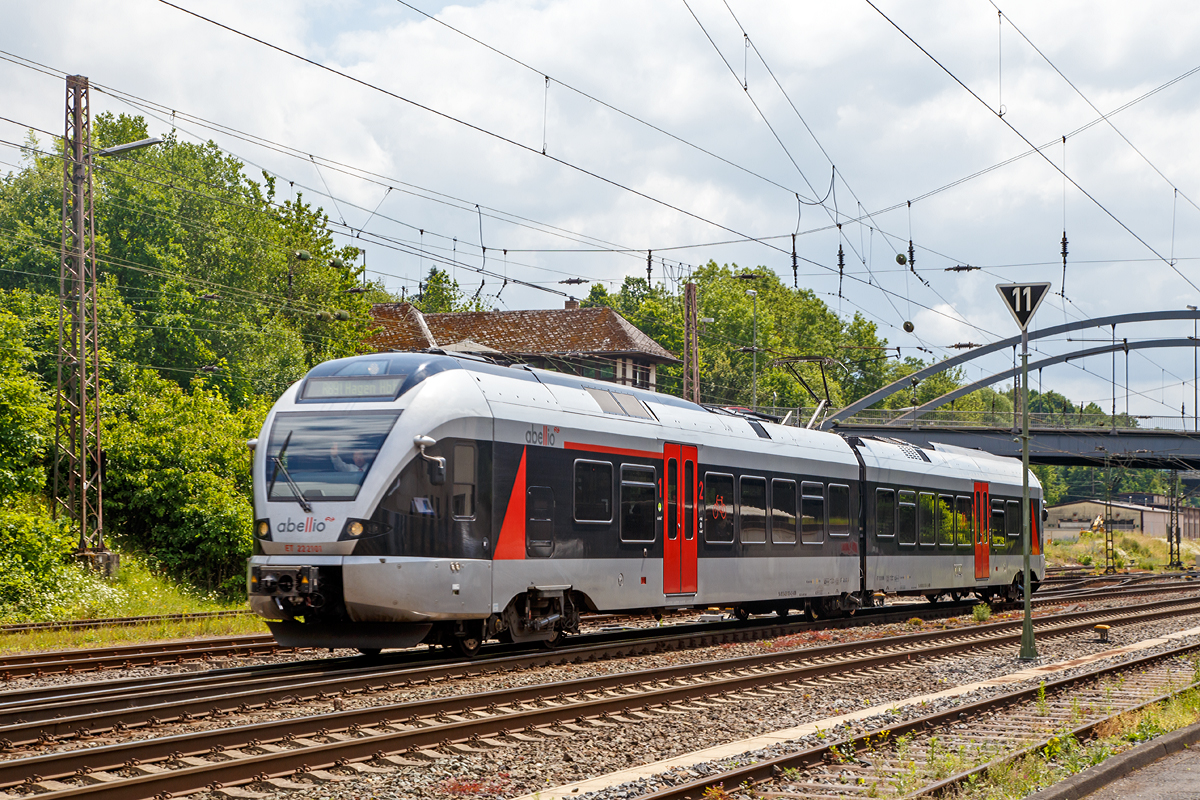 
Der ET 22 2101 (94 80 0426 100-4 D-ABRN / 94 80 0826 100-0 D-ABRN), ex ET 22 001, ein 2-teiliger Stadler Flirt der Abellio Rail NRW fährt am 18.06.2015, als RB 91  Ruhr-Sieg-Bahn  (Siegen - Hagen), durch Kreuztal. 

Einen lieben Gruß an den freundlichen Tf zurück.