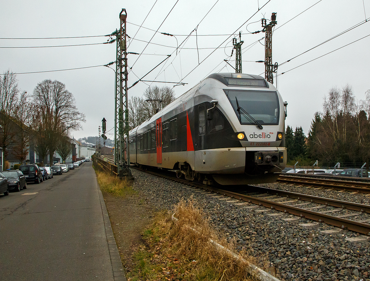 Der ET 22 2102  Kreuztal  (94 80 0426 101-2 D-ABRN / 94 80 0826 101-8 D-ABRN), ex ET 22 002, ein 2-teiliger Stadler FLIRT der Abellio Rail NRW fährt am 15.01.2022, als RB 91  Ruhr-Sieg-Bahn  (Siegen - Hagen), von Siegen in Richtung Siegen-Weidenau. 

Es sind wohl die letzten Tage für den Triebzug bzw. für den Betreiber Abellio Rail NRW auf dieser Strecke. Im Rahmen der vorzeitigen Vertragskündigung zum 31. Januar 2022 werden die Linien RE 16 (Ruhr-Sieg-Express), und RB 91(Ruhr-Sieg-Bahn) ab dem 1. Februar 2022 wieder von der DB Regio NRW betrieben. Ich bin gespannt was ab  nächster Woche für Züge hier wieder fahren.

Ein Grund für die vorzeitige Vertragskündigung ist wohl auch, die neue IC-Verbindung im 2-Stunden-Takt, die zwischen Dillenburg und Iserlohn-Letmathe auch als RE 34 geführt wird und die Freigabe für alle Nahverkehr Tickets auf diesem Streckenabschnitt hat. So fielen die Verkehrsleistung für die Abellio weg.
