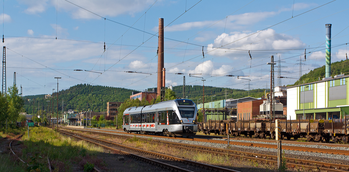 
Der ET 22008 der Abellio Rail NRW GmbH ein kurzer FLIRT (2-teiliger Stadler Flirt EMU 2 bzw. BR 0426.1) mit Werbung  150 Jahre Ruhr-Sieg-Strecke  fährt  am 05.06.2014 als RB 91   Ruhr-Sieg-Bahn  (Hagen-Siegen) vom Bahnhof Siegen-Geisweid (ehem. Hüttental-Geisweid) weiter in Richtung Siegen.