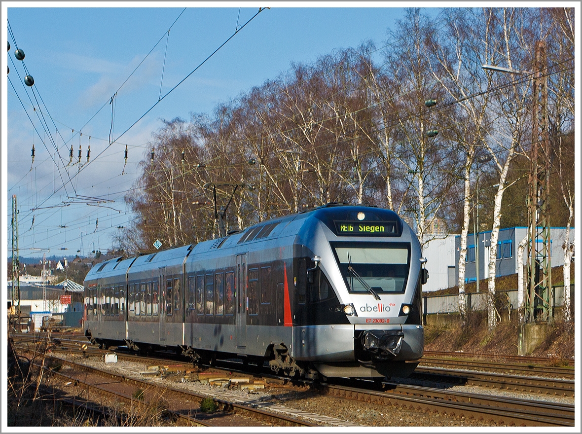 Der ET 23 002  Märkischer Kreis  der Abellio Rail NRW GmbH  (3-teiliger Stadler Flirt EMU 2 bzw. BR 0427), als RE 16  Ruhr-Sieg-Express  (Essen - Hagen - Siegen), hat am 02.02.2014 den Bahnhof Kreuztal verlassen und rauscht weiter in Richtung Siegen. 

Der FLIRT wurde 2007 von Stadler unter der Fabriknummer 37659 gebaut. Er ist von Macquarie Rail (vormals CBRail) geleast bzw. gemietet. 

Der Triebzug hat die NVR-Nummern 94 80 0427 101-1 D-ABRN / 94 80 0827 101-7 D-ABRN / 94 80 0427 601-0 D-ABRN.
