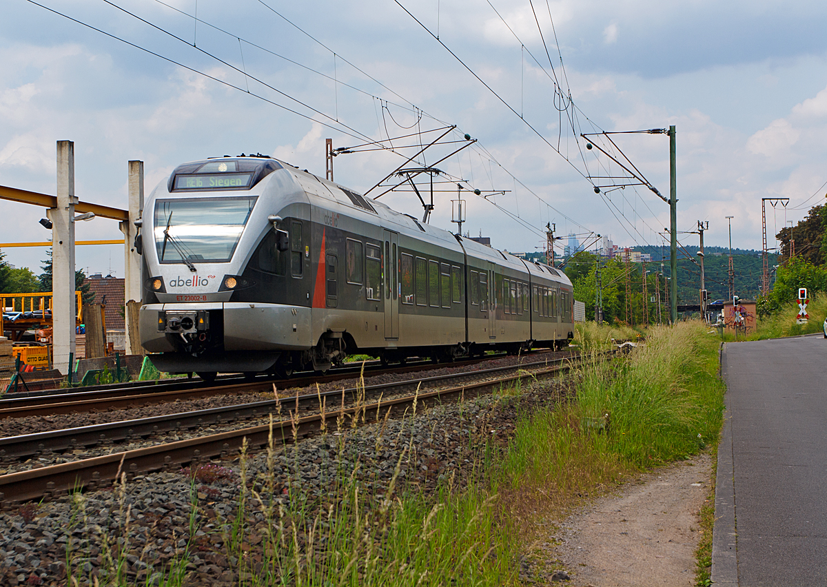
Der ET 23 002  M�rkischer Kreis  der Abellio Rail NRW GmbH (3-teiliger Stadler Flirt EMU 3 bzw. BR 0427), als RE 16  Ruhr-Sieg-Express  (Essen - Hagen - Siegen), hat am 03.06.2014 den Bahnhof Siegen-Weidenau (ehem. H�ttental-Weidenau) verlassen und rauscht weiter in Richtung seiner Endstation Siegen Hbf. 

Der FLIRT wurde 2007 von Stadler Pankow GmbH in Berlin unter der Fabriknummer 37659 gebaut. Er ist von Macquarie Rail (vormals CBRail) geleast bzw. gemietet. Der Triebzug hat die NVR-Nummern 94 80 0427 101-1 D-ABRN / 94 80 0827 101-7 D-ABRN / 94 80 0427 601-0 D-ABRN. 