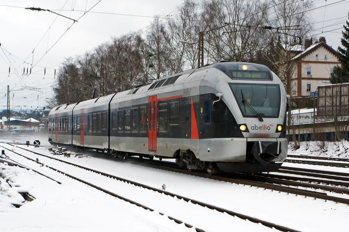 
Der ET 23 2102  Märkischer Kreis  (ex ET 23 002) ein 3-teiliger Stadler FLIRT der Abellio Rail NRW GmbH, fährt am 29.12.2014 als RE 16  Ruhr-Sieg-Express  (Essen - Hagen - Siegen) von Kreuztal weiter in Richtung Siegen.

Der FLIRT wurde 2007 von Stadler unter der Fabriknummer 37659 gebaut. Er ist von Macquarie Rail (vormals CBRail) geleast bzw. gemietet.

Der Triebzug hat die NVR-Nummern 94 80 0427 101-1 D-ABRN / 94 80 0827 101-7 D-ABRN / 94 80 0427 601-0 D-ABRN.