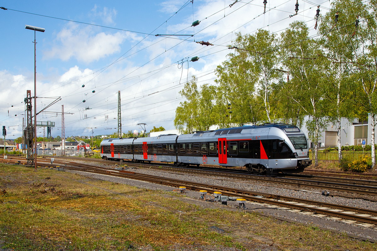 
Der ET 23 2102  Märkischer Kreis  (ex ET 23 002) ein 3-teiliger Stadler FLIRT der Abellio Rail NRW GmbH, erreicht am 01.05.2020, als RB 91 -  Ruhr-Sieg-Bahn   (Siegen - Hagen), den Bahnhof Kreuztal.