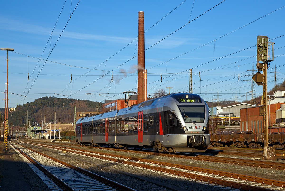Der ET 23 2107 (94 80 0427 106-0 D-ABRN / 94 80 0827 106-6 D-ABRN / 94 80 0427 606-9 D-ABRN), ex ET 23007, ein 3-teiliger Stadler FLIRT der Abellio Rail NRW GmbH fährt am 09.01.2016, als RE 16  Ruhr-Sieg-Express  (Essen - Hagen - Siegen), durch Siegen-Geisweid in Richtung (Sieg).

Nach der Insolvenz enden am 31. Januar 2022 hier die Verkehrsleitungen der Abellio Rail NRW, ab dem 01. Februar fahren dann die Züge der RE 16 und RB 91 auf dem Ruhr-Sieg-Netz unter der Flagge der DB Regio.
