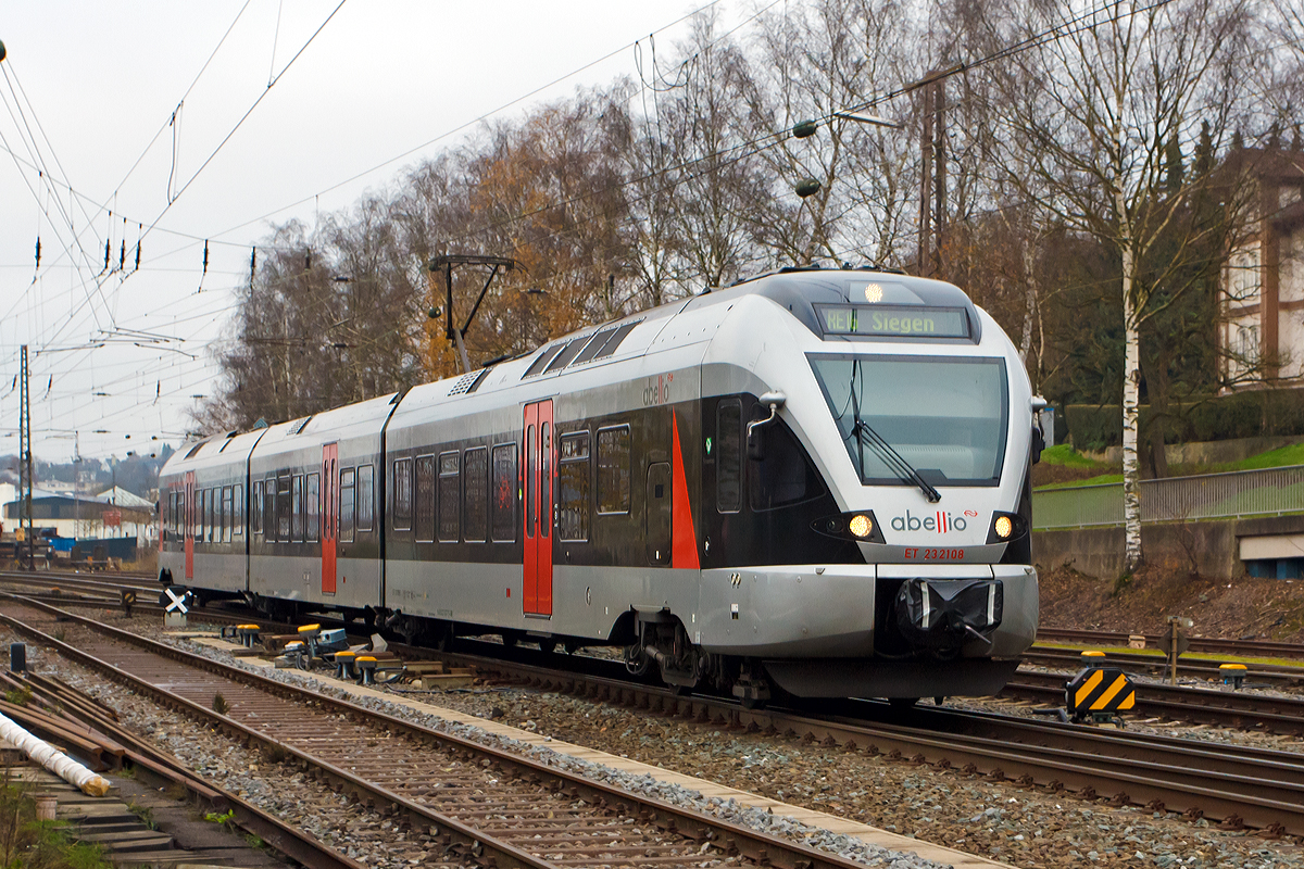 
Der ET 232108  Finnentrop  (94 80 0427 107-8 D-ABRN / 94 80 0827 107-4 D-ABRN / 94 80 0427 607-7 D-ABRN), ex ET 23008, ein 3-teiliger Stadler Flirt der Abellio Rail NRW GmbH fährt am 22.11.2014 als RE 16  Ruhr-Sieg-Express  (Essen - Hagen - Siegen) von Kreuztal weiter in Richtung Siegen. 

Diese Fahrzeuge hat die Abellio über die CBRail Ltd. geleast. 