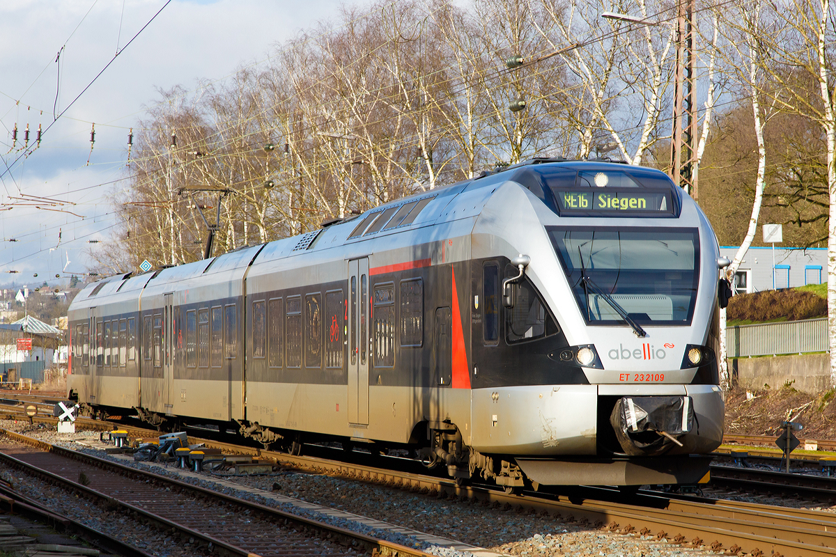 
Der ET 232109  Kreis Siegen-Wittgenstein , ex ET 23009, ein 3-teiliger Stadler Flirt der Abellio Rail NRW hat gerade (am 17.01.2015) den Bahnhof Kreuztal verlassen und fährt weiter in Richtung Siegen. Er fährt als RE 16  Ruhr-Sieg-Express  die Verbindung Essen - Hagen - Siegen.