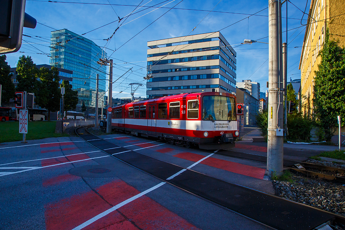 Der ET 42 „Bergheim“ der SLB - Salzburger Lokalbahn f�hrt am 13.09.2022 auf Leerfahrt vom Hbf Salzburg zum Depot.

Der Triebwagen wurde 1983 von der SGP - Simmering-Graz-Pauker AG gebaut, der elektrischer Teil ist von AEG.

Die ab 1983 gebauten ET41–49 sind normalspurige Elektrotriebwagen f�r den Einsatz auf den mit 1.000 Volt Gleichspannung elektrifizierten Salzburger Lokalbahnstrecken, die heute in das Netz der S-Bahn Salzburg integriert sind. Seit 1983 bestimmen die bis 2002 beschafften Stadtbahnwagen der Typenreihe ET40 das Bild der Salzburger Lokalbahn. Diese waren nach �ber 30 Jahren die ersten Neufahrzeuge und setzten ein Zeichen f�r Aufschwung des Nahverkehrs im n�rdlichen Flachgau und im angrenzenden Innviertel.

Nach Abw�gung mehrerer Projekte entschied man sich in Anlehnung an deutschen sechsachsigen Gelenktriebwagen von DUEWAG (U3-Triebwagen Frankfurt am Main) zu beschaffen. So geschah es, dass 1983 der erste Triebwagen einer zun�chst f�nf Fahrzeuge umfassenden Lieferserie (ET41-ET45) in Salzburg eintraf und sich sofort gro�er Beliebtheit erfreute.

Die beiden Wagenk�sten eines Triebwagens st�tzen sich stirnseitig
�ber Schraubenfedern auf die Drehgestelle ab. Diese sind als Triebdrehgestelle ausgef�hrt, welche je einen Gleichstrommotor aufnehmen. Die Kraft�bertragung erfolgt mittels starrer Wellen und Achsgetrieben auf beide Achsen eines Drehgestells. Jede der sechs Achsen ist mittels Maggy-Federn mit dem Drehgestell verbunden. Jede Achse der Triebdrehgestelle wird mit Federspeicherbremsen gebremst. Als prim�re Betriebsbremse dient eine elektrische Bremse. Zum Ausgleich von L�ngskr�ften zwischen den beiden Fahrzeugteilen bei Bremsvorg�ngen kommt auf einer Achse des Laufdrehgestells eine Solenoidbremse zur Verwendung. Als Zusatzbremse dienen Magnetschienenbremsen an jedem Drehgestell.

Durch entsprechende elektronische Ansteuerung k�nnen die Triebwagen in Vielfachsteuerung eingesetzt werden (maximal vier Triebwagen).
Das Konzept dieser Triebwagen bew�hrte sich, sodass ab 1988 eine
weitere Serie (ET46-ET50) in Betrieb genommen wurde. Diese Triebwagen wiesen einige Modifikationen auf, die sich jedoch �u�erlich kaum bemerkbar machen. Infolge der stetig wachsenden Fahrgastzahlen und um die letzten Altbautriebwagen aus dem Planbetrieb nehmen zu k�nnen, wurden 1992 vier Triebwagen (ET51-ET54) und 2001/02 weitere vier (ET55-ET58) ausgeliefert. Diese Triebwagen sind jedoch dreiteilig, mit einem zus�tzlichen Niederflur-Mittelteil, ausgef�hrt.

Mechanischer Teil
Der Wagenkasten ist als selbsttragende Stahlkonstruktion ausgef�hrt welche sich auf den beiden Motordrehgestellen an den Fahrzeugenden sowie auf Jakobs-Drehgestelle abst�tzt. Der Fahrmotor ist den Drehgestellen als L�ngsmotor eingebaut, die Kraft�bertragung erfolgt �ber Winkelgetriebe (Tandemantrieb). Die Prim�rfederung wurde mittels Megi-Federn ausgef�hrt, zwischen Drehgestell und Wagenkasten kommen Schraubenfedern in Verbindung mit hydraulischen Sto�d�mpfern zum Einsatz.

Elektrischer Teil
Die Fahrmotoren sind als vierpolige, kompensierte Vollspannungs-Reihenschlussmotoren mit 300 kW Nennleistung ausgef�hrt. Jeder Motor wird von einem eigenen Thyristor-Gleichstromsteller (Chopper) angesteuert. Durch die Verwendung von Gleichstromstellern ist es m�glich, Bremsenergie in die Fahrleitung zur�ckzuspeisen. Kann die Bremsenergie nicht aufgenommen werden, wird diese durch Bremswiderst�nde in W�rme umgewandelt. 

TECHNISCHE DATEN:
Gebaute Anzahl: 9 (ET 41 bis ET 49)
Spurweite:  1.435 mm (Normalspur)
Achsfolge:  B‘2‘B‘
L�nge �ber Puffer: 28.400 mm
H�he mit Dachaufbauten: 3.720 mm
Breite: 2.674 mm
Fu�bodenh�he �ber SOK: 984 mm
Leergewicht: 48.400 kg
Drehzapfenabstand: 2 x 10.400 mm
Achsstand im Drehgestell: 1.900 mm
Raddurchmesser:  780 mm (neu) / 710 mm (abgenutzt)
Kleinster zul�ssiger Bogenradius:  80 m
H�chstgeschwindigkeit: 80 km/h
Sitzpl�tze: 80
Stehpl�tze: 100
Leistung Fahrmotoren:  2 x 300 kW 
�bersetzung: 1:5,625
Stundenleistung:  600 kW
Fahrdrahtspannung : 1.000 V DC (=)
Steuerung:  Chopper (Gleichstromsteller)
Stromabnehmer:  Halbscherenstromabnehmer
Zug- und Sto�vorrichtung: Scharfenbergkupplung
Bremsbauart: Elektrodynamische Nutzbremse, Federspeicher-, Magnetschienen- und Solenoidbremse

Die SLB ist eine Tochtergesellschaft der Salzburg AG f�r Energie, Verkehr und Telekommunikation. Die Bahn nahm 1896 ihren Betrieb auf. Von 1907-1940 betrieb die Salzburger Eisenbahn und Tramway Gesellschaft (SETG) die Bahn, die in der Stadt Salzburg auch ein Stra�enbahnnetz betrieb.

Quelle: SLB
