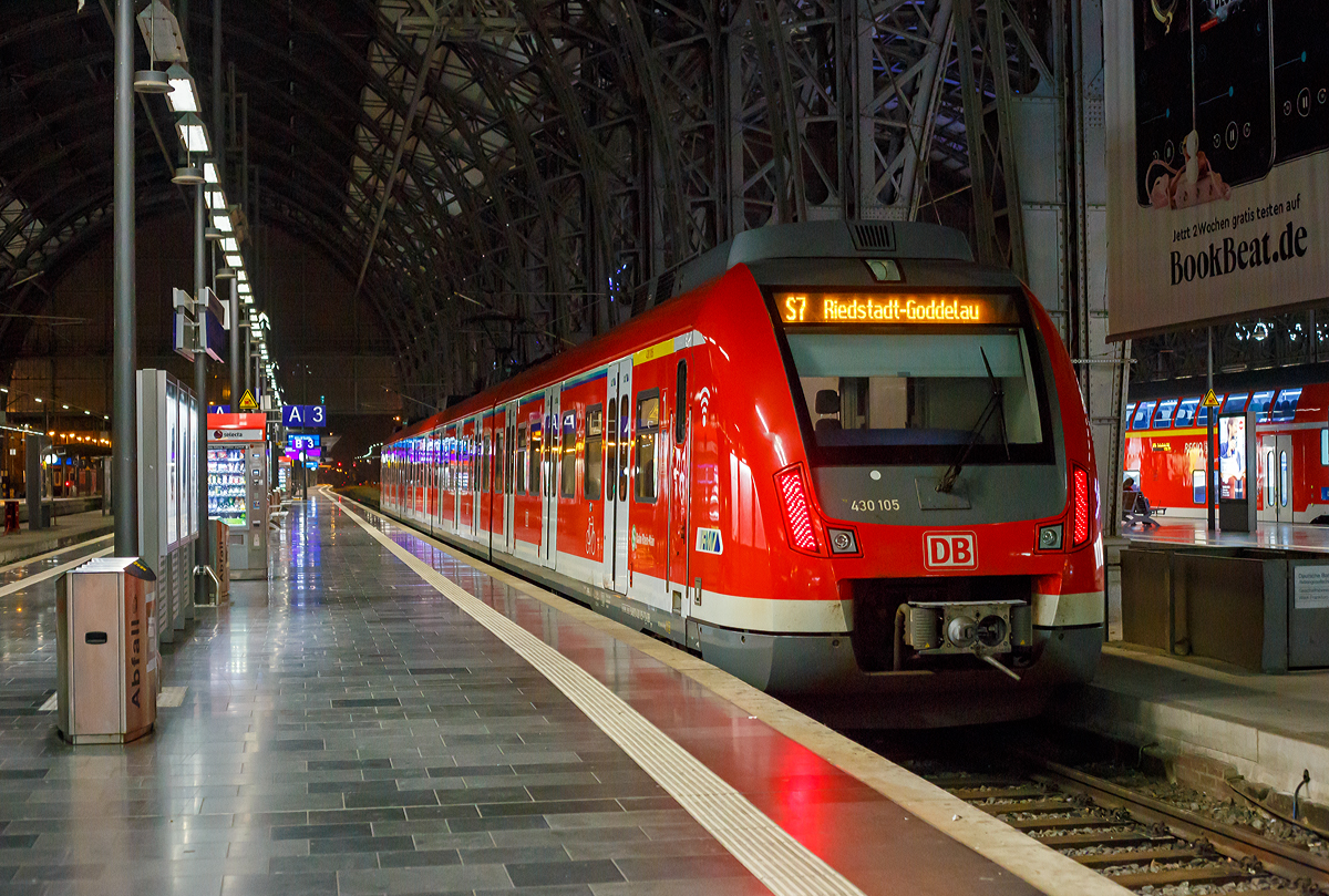 Der ET 430 105 / 605 der S-Bahn Rhein-Main, steht am sehr frühen Morgen des 01.11.2019 (0:39 Uhr) im Hbf Frankfurt am Main, als S7 nach Riedstadt-Goddelau, zur Abfahrt bereit.

Die Triebwagen der Baureihe 430/431 sind S-Bahn-Triebwagen, die seit April 2013 die Züge der Baureihe 420 im Stuttgarter S-Bahn-Netz sowie seit Anfang 2014 auch bei der S-Bahn Rhein-Main ablösen. Ursprünglich sollten sie auch bei der S-Bahn Rhein-Ruhr eingesetzt werden.

Die Baureihe 430 wurde als Nachfolger der Baureihe 422/423 für Stuttgart konzipiert und sollte die im dortigen Netz noch eingesetzten Fahrzeuge der Baureihe 420 ersetzen. Im Mai 2009 erteilte die Deutsche Bahn den Auftrag zum Bau von 83 Fahrzeugen an die Firmen Bombardier und Alstom. Dieser Auftrag hat einen Wert von 452 Mio. Euro. Zusätzlich wurde eine Option für den Bau von 83 weiteren Fahrzeugen vereinbart. Im Dezember 2010 stockte die Deutsche Bahn die Option von 83 auf 166 auf. 

Die durchgängig begehbaren und klimatisierten Triebzüge der Baureihe 430 ähneln denen der Baureihe 422. Die für Stuttgart bestellten Triebzüge sind zur Vermeidung von Ein- und Aussteigeunfällen mit einer Spaltüberbrückung ausgestattet. Des Weiteren weisen die Züge beim Anfahren geringere Schallemissionen auf als die Züge der ebenfalls in Stuttgart eingesetzten Baureihe 423. Im Vergleich mit den zu ersetzenden Fahrzeugen der Baureihe 420 ist der Energieverbrauch deutlich geringer.

Die Wagenkästen sind aus Stranggussprofilen gefertigt. Die Übergänge zwischen den Wagen haben Wellenbälge. Die Kühl- und Klimaanlagen befinden sich auf den Wagendächern und sind mit einer durchgehenden Verkleidung verblendet. Auf dem zweiten Wagendach befindet sich der Einholmstromabnehmer. Drei Züge können als Langzug von einem Führerstand aus betrieben werden. Ein Mischbetrieb mit Triebzügen anderer Baureihen ist nicht möglich.

Die Fahrzeuge verfügen über eine elektrodynamische Bremse als Betriebsbremse, eine Druckluftbremse mit Magnetschienenbremse und eine Federspeicherbremse als Feststellbremse. Die elektrodynamische Bremse speist die Energie ins Netz zurück. 

TECHNISCHE DATEN:
Hersteller:  Bombardier / Alstom
Achsformel:  Bo’(Bo’)(2’)(Bo’)Bo’ (Jakobsdrehgestelle in Klammern)
Spurweite:  1435 mm (Normalspur)
Länge über Kupplung:  68.300 mm
Höhe:  4.273 mm
Breite:  3.020 mm
Drehzapfenabstand:  15.140 mm  je  Endwagen; 14.894 mm  je Mittelwagen
Achsabstand im Drehgestell:  2.200 mm   je  Endwagen Drehgestell ; 2.700 mm   je Jakobsdrehgestell
Leergewicht:  119 t
Höchstgeschwindigkeit:  140 km/h
Stundenleistung:  2.350 kW
Stundenzugkraft:  145 kN
Treib- und Laufraddurchmesser:  850 mm
Motorbauart:  Drehstrom-Asynchronmotor
Stromsystem:  15 kV; 16,7 Hz
Bremse:  Druckluftbremse KB-C-el-A-E-Mg / elektrodynamische Bremse / Federspeicherbremse
Zugsicherung:  Bombardier EBI Cab 500
Kupplungstyp:  Scharfenbergkupplung
Sitzplätze:  176 (S-Bahn Rhein-Main)
Stehplätze:  296
Fußbodenhöhe:  1.030 mm