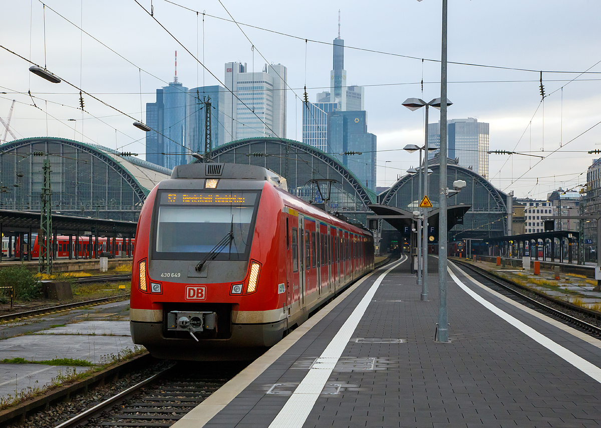 
Der ET 430 649 (94 80 0430 649-4 D-DB) der S-Bahn Rhein-Main verl�sst am 16.12.2017, als S 7 nach Riedstadt-Goddelau, den Hbf Frankfurt am Main.