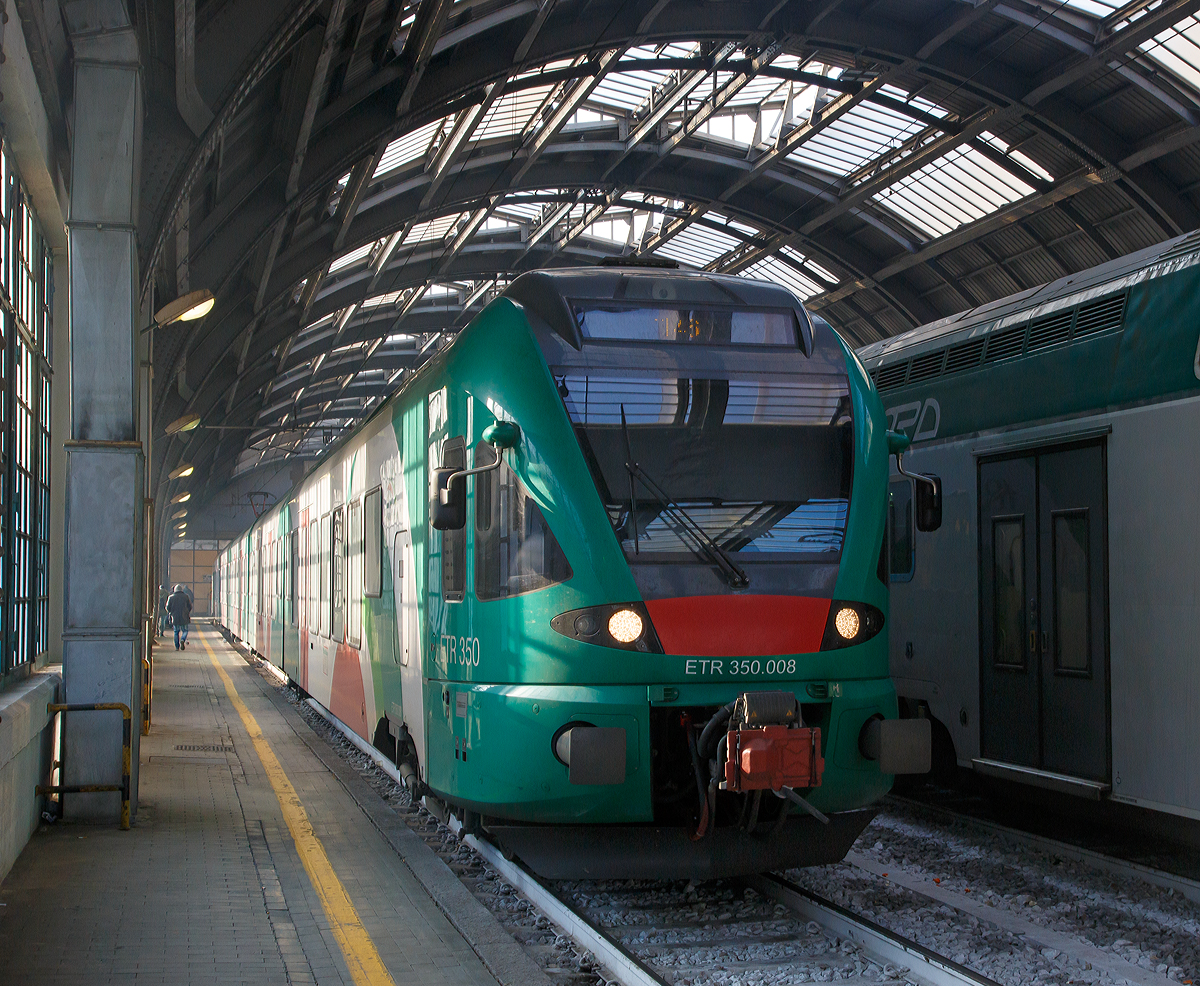 
Der ETR 350.008 der Ferrovie Emilia Romagna am 29.12.2015 im Bahnhof Milano Centrale (Mailand Zentral). 

Diese fünfteiligen elektrischen Niederflurtriebzüge vom Typ Stadler FLIRT haben eine Höchstgeschwindigkeit von 160 km/h und eine Speisespannung von 3 kV DC. Für die Ferrovie Emilia Romagna wurden 2012 von Stadler Rail und dem italienischen Schienenfahrzeugbauer AnsaldoBreda 12 dieser FLIRT gebaut, eine Option für 20 weitere Triebzüge besteht noch.

Technische Daten:
Spurweite: 1.435 mm (Normalspur)
Achsanordnung: Bo’+2’+2’+2’+2’+Bo’
Speisespannung: 3kV DC
Länge über Kupplung: 90.178 mm
Fahrzeugbreite: 2.880 mm
Fahrzeughöhe: 4.275 mm
Fußbodenhöhe Niederflur: 600 mm
Fußbodenhöhe Hochflur: 1.120 mm
Einstiegsbreite: 1.300 mm je Tür
Längsdruckkraft:1.500 kN
Sitzplätze: 269 
Klappsitze: 77
Stehplätze (4 Pers./m²): 350
Dienstgewicht: ca. 143 t
Motordrehgestell-Achsabstand: 2.700 mm
Laufdrehgestell-Achsabstand: 2.700 mm
Triebraddurchmesser: 860 mm
Laufraddurchmesser: 750 mm
Dauerleistung am Rad: 2.000 kW 
Max. Leistung am Rad: 2.700 kW
Anfahrzugkraft: 200 kN
Höchstgeschwindigkeit: 160 km/h
Anfahrbeschleunigung: 1,0 m/s²
Kupplung: Scharfenbergkupplung (Schaku) Typ 10

Quellen: Stadler Rail