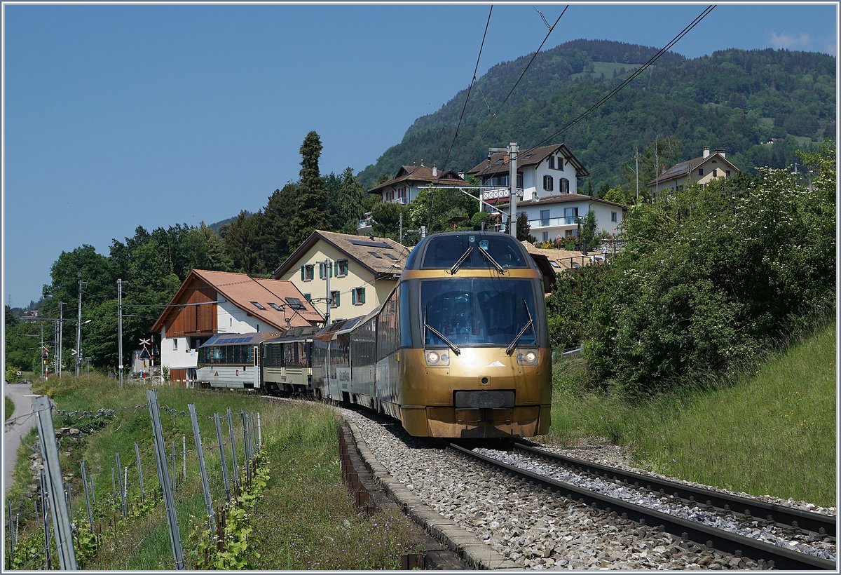 Der etwas ungewöhnlich zusammengesetzte MOB Panoramic Express PE 2119 auf dem Weg nach Montreux bei Planchamp. 

18. Mai 2020