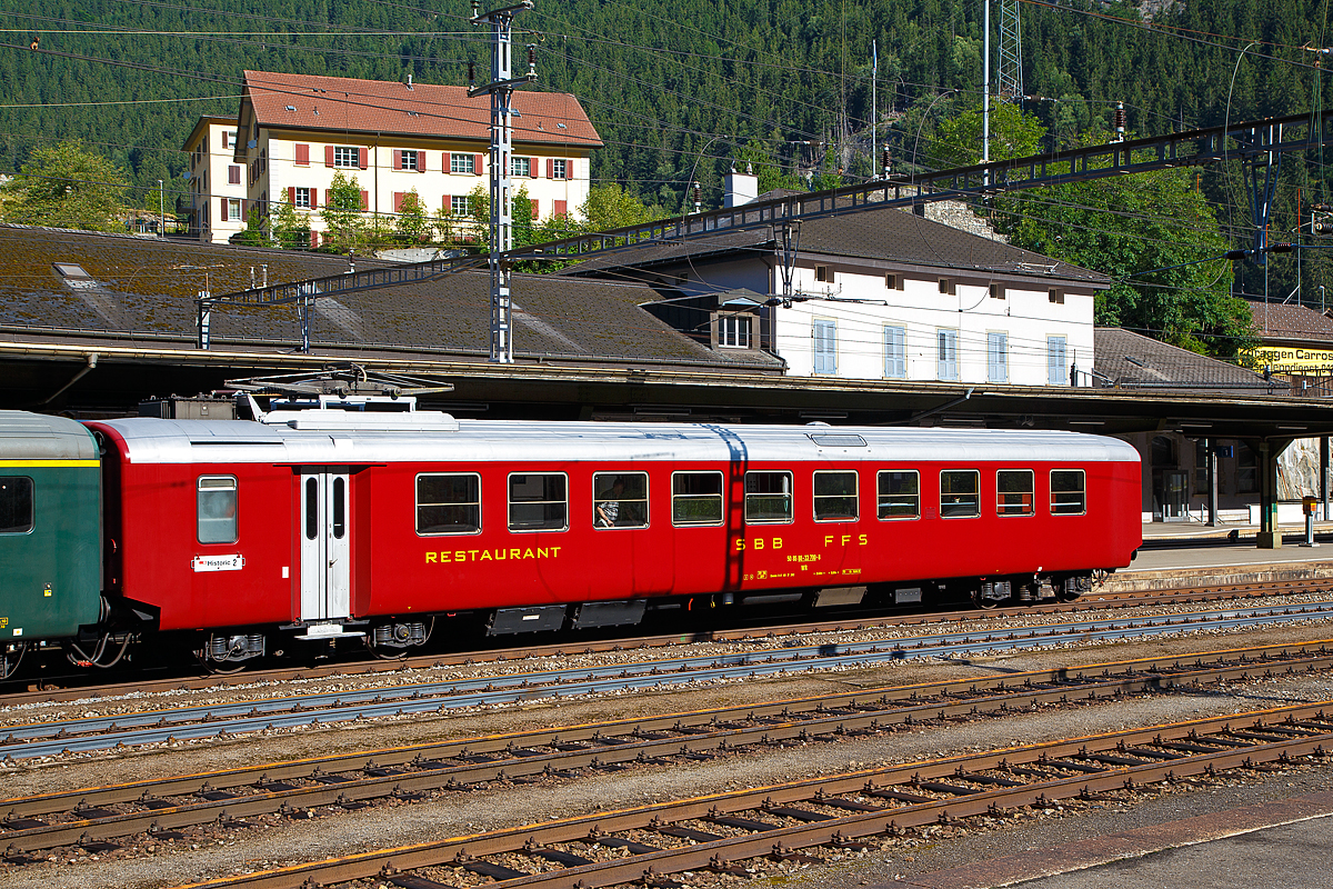 Der EW I - Speisewagen SBB WR 50 85 88-33 700-8, ex WR 50 85 88-33 615-8, ex WR 10133, der SBB Historic (Depot Erstfeld), am 02 August 2019 im Bahnhof G�schenen, im Zugverband eines Sonderzuges mit Gotthard Krokodil Ce 6/8 II 14253.

Der Wagen wurde 1958 von der SWS Schweizerische Wagons- und Aufz�gefabrik AG Schlieren-Z�rich gebaut und als Dr4� 10133 an die SBB geliefert. 

Weiterer Lebenslauf dieses Wagens:
1963 Umzeichnung zu WR 10133
1968 UIC-Umnummerierung WR 50 85 88-33 122-5 
1978 Umbau zum Selbstbedienungswagen WR 50 85 88-33 616-6
1989 Umbau zu  Ch�s-Express  WR 50 85 88-33 700-8 (aktuelle Beschriftung, aber nicht Lackierung)
Die SBB f�hrte Anfang der 1990er Jahren den  Ch�s Express  ein, eine kleine Flotte von Speisewagen von K�sewagen, die extra f�r das Servieren von K�sefondue ausgestattet waren. Sie erhielten eine  K�seblock -Lackierung, um sie von normalen Speisewagen zu unterscheiden. Dieser Wagen tr�gt zwar die WR 50 85 88-33 700-8 des „Ch�s-Express“, ist aber in der Lackierung der 1960er. Eigent�mer des Wagens ist heute die SBB Historic.

Informationen zur Fahrzeugfamilie/Fahrzeugserie:	
Nach den Erfahrungen mit den Leichtstahlwagen der Typen 1937 und 1953 strebte die SBB neue Einheitswagen an. Die von SIG Neuhausen und SWS Schlieren vorgeschlagene L�sung setzte sich durch, erste Prototypen standen 1956 bereit. Im Unterschied zu den bisherigen Leichtstahlwagen wurden die Eingangsplattformen �ber den Drehgestellen angeordnet. Der Einstieg wurde dadurch an Perrons in Kurven erleichtert und es entstand ein einziger gr��er Fahrgastraum, meist durch eine Glastrennwand mit Schwenkt�re unterteilt. Die ersten Einheitswagen trugen die Bezeichnung EW I. Bei den Hauptrevisionen in den 1970er Jahren wurden die Faltenb�lge an den Wagen�berg�ngen durch Gummiw�lste ersetzt und die Wagenk�sten an beiden Enden etwas verl�ngert. Zudem erhielten die Wagen bei diesen Umbauten an beiden Stirnseiten je zwei rote Zugschlussleuchten.

Den EW I folgten in sp�teren Jahren Weiterentwicklungen mit den Bezeichnungen EW II, EW III und EW IV. 

Zwischen 1958-1961 nahm die SBB zehn EW I - Speisewagen mit den Nummern WR 10127-10136 in Betrieb (88-33 119–122 / 510–512 / 610–612). Ab 1975 wurden sieben der zehn EW I - Speisewagen f�r Selbstbedienung umgebaut (WR 88-33 610–616). 1989, 1991 und 1993 wurden drei Wagen zu „Ch�s-Express“-Wagen umgebaut, darunter der vorliegende Wagen 88-33 700 im Jahre 1989.

TECHNISCHE DATEN:
Spurweite: 1.435 mm (Normalspur)
Anzahl Achsen: 4
L�nge �ber Puffer: 23.500 mm 
L�nge Wagenkasten: 23.200 mm
Drehzapfenabstand: 16.900 mm
Achsabstand im Drehgestell: 2.700 mm
Laufraddurchmesser: 910 mm (neu)
Breite: 2.920 mm
H�he: 4.500 mm
Wagenbodenh�he: 1.100 mm 
H�chstgeschwindigkeit: 140 km/h
Eigengewicht: 39 t
Bremse: Oerlikon O-R 49t (P39t)
Sitzpl�tze: 30
Die EW I 1. und 2. Klasse Wagen haben etwas andere L�ngen-Abmessungen

Ausstattung: 
Layout des Innenraums: Speiseraum mit fest eingebauten Tischen und Sitzb�nken. Mittelgang mit 2:1-Bestuhlung.
Toilette: Nein
Innenbeleuchtung: Leuchtstoffr�hren
Heizung: Elektrisch (1.000V)
Klimaanlage: Nein
Kundeninformationsystem: Lautsprecheranlage f�r Durchsagen
Sonstige Einrichtungen: Musikanlage, K�hlanlage, Tiefk�hler, 2 Rechaudplatten, Kaffeemaschine, 2 Mikrowellenger�te, Umluftbackofen, Geschirrsp�ler, 1 Raclette-Steckdose pro Tisch

Die Einheitswagen EW I:
Ausziehbare Abteiltische, gepolsterte Sitzb�nke in der 2. Klasse, verglaste Trennw�nde zwischen Raucher- und Nichtraucherabteilen, verstellbare �Fauteuils� (Sitze) in der 1. Klasse und ein ger�umig wirkender Fahrgastsaal: So lesen sich ein paar der Eigenschaften des Einheitswagen I (EW I), der w�hrend drei Jahrzehnten das R�ckgrat des SBB-Fuhrparks war. Eingesetzt wurden die im damals typischen SBB dunkelgr�n gehaltenen Wagen im Fern- und Regionalverkehr nach dem Motto: Gleicher Komfort f�r alle, auf kurzen und langen Strecken.

Entstanden sind die EW I aus einem Ideenwettbewerb unter Schweizer Rollmaterialherstellern. Hergestellt wurden sie dann zwischen 1956 und 1967 von einem Konsortium der Industriegesellschaft Neuhausen (SIG) und der Schweizerischen Wagons- und Aufz�gefabrik AG Schlieren (SWS). 1.208 Wagen wurden insgesamt gebaut, 1.028 St�ck davon f�r die 2. Klasse. In vielerlei Hinsicht war der EW I damals zukunftweisend: Die Einstiege etwa waren �ber dem Drehgestell und nicht mehr in der Mitte angeordnet, die WCs an den Wagen-Enden. Neben den Personenwagen beschaffte die SBB auch zahlreiche EW I als Steuer- und Speisewagen, sowie Gep�ck- und Postwagen. Die Gep�ckwagen verf�gten �ber eine eingebaute Gef�ngniszelle, die bis Anfang der 2000er Jahre f�r den Transport von Gefangenen genutzt wurde. Daneben gab es den EW I aber auch als Salonwagen f�r Staatsbesuche und politische Feierlichkeiten.

Alle Serien von Einheitswagen haben folgende Merkmale:
•	Einstiege �ber den Drehgestellen, WC und Plattform am Wagenende, ein gro�es Passagierabteil zwischen den Einstiegen
•	Gro�raumwagen
•	Vis-�-vis-Sitzanordnung mit einem Mittelgang
•	bei Ablieferung getrennte Raucher- und Nichtraucherabteile, anf�nglich je 50 % (Ab Dezember 2005 wurde das Rauchen in Z�gen generell verboten, und die Pendelt�ren zwischen den Abteilen wurden entfernt.)
•	Leichtbauweise (bis EW III)

Die Einheitswagen l�sten die letzten Holzkastenwagen und die schweren Stahlwagen ab und wurden lange gemeinsam mit den Leichtstahlwagen eingesetzt. Nach Einf�hrung des Taktfahrplans im Jahre 1982 wurden die Wagen vermehrt typenrein eingesetzt. Von den Einheitswagen gab es vier Serien (EW I bis IV).

Die Einheitswagen I sind die Nachfolger der Leichtstahlwagen und wurden zwischen 1956 und 1967 gebaut. Sie waren urspr�nglich in SBB-Gr�n lackiert und hatten ein Gewicht von 28 bis 32 Tonnen, eine L�nge von 23,7 m und eine zul�ssige H�chstgeschwindigkeit von 140 km/h. Die ersten vier Einheitswagen erschienen 1956, kurz vor der Abschaffung der dritten Wagenklasse, noch als C4�.

Damit die Einstiege �ber dem Drehgestell angeordnet werden konnten, mussten die Drehgestellrahmen in der Mitte gekr�pft ausgef�hrt werden. Die Prim�rfederung (zwischen Rad und Drehgestellrahmen) erfolgt durch Schraubenfedern, f�r die Sekund�rfederung (zwischen Drehgestellrahmen und Wagenkasten) kamen zwei Varianten zur Ausf�hrung:

•	Schraubenfedern nach einem Konstruktionsprinzip der SWS Schlieren; das Drehgestell wird deshalb Schlieren-Drehgestell genannt;
•	Torsionsst�be aus der Entwicklungslinie der SIG Neuhausen f�r die Wagen erster Klasse.

Die gr��te Serie bei den SBB-Personenwagen waren die 2. Klasse Einheitswagen I, von denen in zw�lf Jahren 1.028 St�ck gebaut wurden. Die Sitze der EW I hatten in der zweiten Klasse urspr�nglich braune Kunstlederpolsterungen. Bei ihrer Hauptrevision in den 1970er-Jahren bekamen sie wie die EW II in Nichtraucherabteilen einen gr�nen und in Raucherabteilen einen roten Sitzbezug. Die urspr�nglichen Faltenbalg�berg�nge wurden durch Gummiwulst�berg�nge und die bislang eingebaute Gl�hlampenbeleuchtung durch eine Beleuchtung mit Leuchtstofflampen wie in den EW II ersetzt. 

Bei dem sp�ter erfolgten Umbau auf kondukteurlosen Betrieb wurden alle dazu ausgew�hlten Wagen auch f�r den Betrieb in Pendelz�gen umgebaut, diese Wagen (ausser den Steuerwagen) haben eine 5 auf der achten Stelle der UIC-Nummer (z. B. 50 85 20-35 000). Bei diesem Umbau wurden auch die urspr�nglich eingebauten Achsgeneratoren mitsamt Laderegler durch elektronische Batterieladeger�te ersetzt, die aus der Zugsammelschiene, fr�her Heizleitung genannt, versorgt werden (ee-Kennzeichen im Anschriftenfeld).

Die Senkfenster sind einteilig, einfach verglast und rahmenlos, die Scheiben werden beim �ffnen bis zur H�lfte in die Wagenseitenwand versenkt. Die Speisewagen sind mit �bersetzfenstern ausgestattet.

Die Speisewagen EW I unterschieden sich von ihren Vorg�ngern der Leichtstahlbauart vor allem durch das gesickte Dach und die T�ren; au�erdem waren sie 80 cm l�nger. Die Speisewagen wurden in zwei Serien beschafft, diese waren bei Auslieferung weinrot lackiert (wie hier). Die ersten sieben Wagen von 1958 wurden ab 1975 in Selbstbedienungswagen (Self-Service) umgebaut und erhielten dabei einen helleren roten Anstrich mit grauen Zierlinien. Weitere Umbauten folgten ab 1989, drei Wagen erhielten einen gelben Anstrich mit K�sel�chern und wurden als Ch�s-Express bezeichnet, drei weitere erhielten ein violettes Fensterband und magentafarbenes Schr�gband f�r den Betreiber „Le Buffet Suisse“, zwei davon mit der Anschrift Calanda Land. 1961 wurden drei weitere pendelzugf�hige Wagen geliefert, welche in den 1980er Jahren eine Modernisierung mit Neuanstrich in verkehrsrot und steingrau entsprechend den Speisewagen der EW IV erhielten. Ein elfter Wagen wurde 1961 aus einem ausgebrannten Leichtstahlwagen umgebaut und wurde in den 1970er Jahren wie die Selbstbedienungswagen angestrichen.

2021 nahmen die SBB die letzten Einheitswagen I aus dem Verkehr.

Quellen: SBB Historic / wikipedia / bahnonline.ch
Stand (�berarbeitung): September 2025


