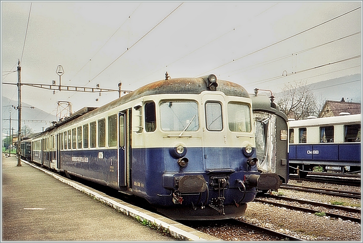 Der ex. BLS ABDe 4/8 hat bei der bei der Oensingen - Balsthal Bahn (OeBB) ein neues zuhause gefunden. Hier wartet der Triebzug in Balsthal auf seine Abfahrt nach Oensingen. 
Mai 2001
