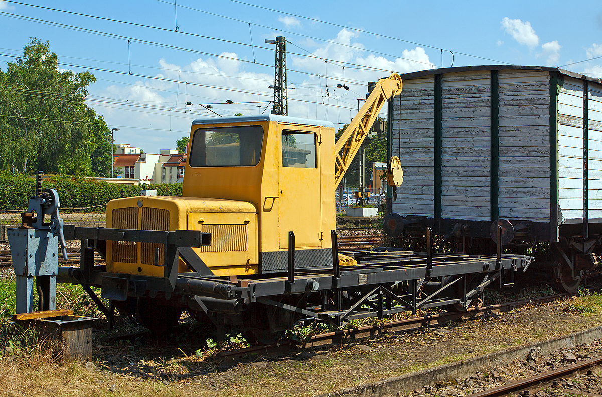 
Der ex DB Klv 51-8846 (ex DB  51.8846)  am 31.05.2014 im DGEG Museum in Neustadt an der Weinstraße. 

Der Kleinwagen mit Verbrennungsmotor (Klv 51) der Bauart BA 511 mit mechanischem Kran von Robel wurde 1959 von Robel in München unter der Fabriknummer  21.11-RC 9 gebaut. Die Robel Typenbezeichnung ist R 11. 

Der zweiachsige Kleinwagen wird von einem 72 PS starken luftgekühlten 4-Zylinder-/4-Takt-Reihen-Dieselmotor vom Typ Deutz F4L 514 angetrieben.