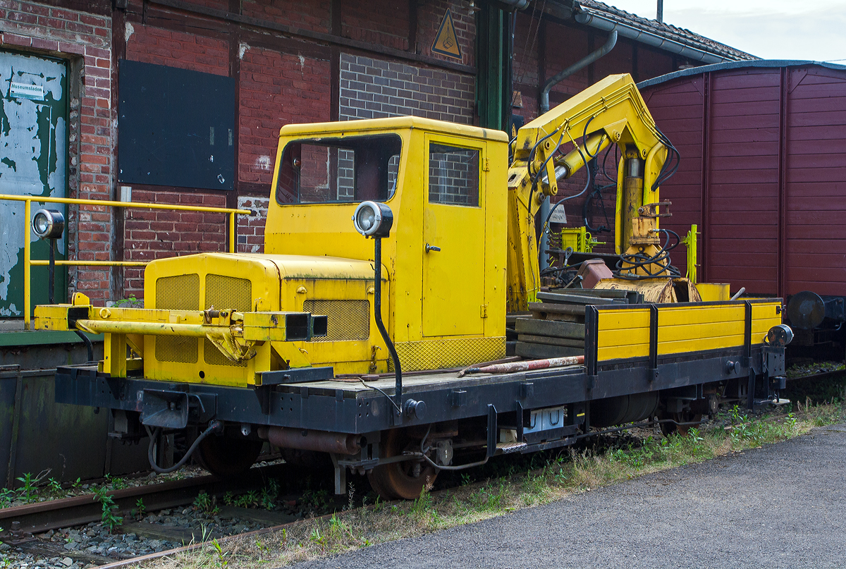 Der ex Deutsche Bundesbahn Klv 51-9234 am 07.06.2014 im Eisenbahnmuseum Dieringhausen.

Der Schwere Rottenkraftwagen mit Kran Klv 51wurde 1964 von der Sollinger H�tte unter der Fabriknummer K1198 gebaut. Die Typbezeichnung der Sollinger H�tte war 45 MK.
