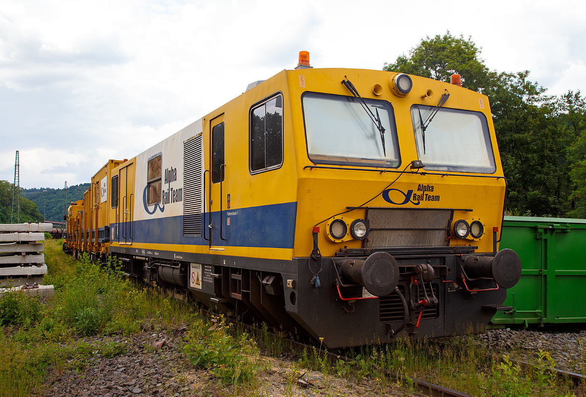 Der ex Motorturmwagen BRX 535, Schweres Nebenfahrzeug Nr. 99 80 9486 002-5 D-ALPHA (ex 97 99 02 501 18-2) zum LINSINGER Schienenfr�szug SF 03 FFS, Schweres Nebenfahrzeug Nr. 99 80 9427 019-1 D-ALPHA (ex 97 33 07 502 18-5), der Alpha Rail Team GmbH & Co. KG, Berlin, abgestellt am 11.06.2016 in Betzdorf (Sieg). Der ehemalige (umgebaute) Motorturmwagen BRX 535 wird als Steuerwagen verwendet, zudem dient er als Aufenthalts-, Werkstatt- und Ger�tewagen.

Als Motorturmwagen X 535 wurde das Fahrzeug 1983 von der Franz Knotz KG in Wien unter der Fabriknummer 6000/114317 gebaut, der Elektrische Teil ist von BBC.

TECHNISCHE DATEN:
Spurweite: 1.435 mm (Normalspur)
Achsfolge: B´
L�nge �ber Puffer: 13.060 mm
Achsabstand: 8.000 mm
Eigengewicht: 36.000 kg
Nutzlast: 4,0 t
Zul. Anh�ngelast: 200 t
Zur Mitfahrt zugel. Personenzahl: 10
H�chstgeschwindigkeit: 100 km/h
Antrieb: Dieselelektrisch