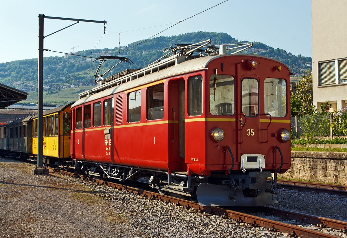 
Der ex RhB Triebwagen ABe 4/4 I 35 der Museumsbahn Blonay–Chamby steht am 26.05.2012 mit 3 angeh�ngten Wagen im Bahnhof Vevey.

Der Triebwagen wurde 1908 Urspr�nglich als BCe 4/4 10 von SIG / Alioth f�r die Berninabahn (BB) gebaut, 1943 �bernahm die Rh�tischen Bahn (RhB) die Berninabahn und lie� ihn 1949 in den heutigen ABe 4/4I Nr. 35 umbauen. 
Insgesamt 17 Triebwagen wurden von der RhB in den Jahren 1946–1953 aus Fahrzeugen der Baujahre 1908–1911 umgebaut, davon 8 Triebwagen zu den ABe 4/4 I 30 bis 37 (bis 1956 BCe 4/4), sowie einer zum ABDe 4/4 38 (bis 1656 BCFe bzw. bis 1961 ABFe 4/4). Diese neun Triebwagen erhielten auch eine neue elektrische Ausr�stung, wobei sich die Leistung auf 395 kW erh�hte, bei den sp�teren Umbauten sogar auf 440 kW. Damit konnte die zul�ssige Anh�ngelast auf 40 t verdoppelt und die H�chstgeschwindigkeit von 45 km/h auf 55 km/h erh�ht werden. 

Die ebenfalls w�hrend des Zweiten Weltkriegs mit der Rh�tischen Bahn fusionierte Chur-Arosa-Bahn hatte lediglich sechs Triebwagen, was f�r den wachsenden Wintersportverkehr ungen�gend war. Da bei der Berninabahn die Verkehrsspitze im Sommer lag, war es m�glich, im Winter jeweils einige Triebwagen nach Chur abzugeben. Zu diesem Zweck baute die RhB 1946 / 47 die Triebwagen 31 bis 34 zu Zweispannungsfahrzeugen um, 1953 folgte noch der Triebwagen 30.

Die weiteren modernisierten Fahrzeuge 35 bis 38 erhielten nur eine elektrische Ausr�stung f�r die Berninabahn und keinen Druckluftkompressor. Anstelle der SAAS-H�pfer wurden MFO-Vielstufenkontroller eingebaut. Hingegen erlaubte der Verzicht auf die Zweispannungsausr�stung eine h�here Nennleistung von 440 kW.

Die restlichen acht Fahrzeuge behielten ihre alten Fahrmotoren und Nummern. Ihre Leistung konnte durch verbesserte L�ftung der Fahrmotoren auf 350 kW gesteigert werden.

Technische Daten (des ABe 4/4 I 35 nach Umbau):
Spurweite: 1.000 mm
Achsformel:  Bo'Bo'
L�nge �ber Puffer: 13.930 mm
Drehzapfenabstand: 8.000 mm
Achsabstand im Drehgestell: 2.000 mm
Breite:  2.500 mm
Triebraddurchmesser: 850 mm
Dienstgewicht:  30 t
H�chstgeschwindigkeit:  55 km/h
Dauerleistung:  440 kW
Anfahrzugkraft:  102 kN
Stundenzugkraft:  56 kN bei 27,2 km/h
Anzahl Fahrmotoren: 4
�bersetzungsverh�ltnis: 1 : 5,75
Stromsystem:  1 kV DC (Gleichstrom)
Sitzpl�tze:  12 in der 1. Klasse  und 31 in der 2. Klasse
