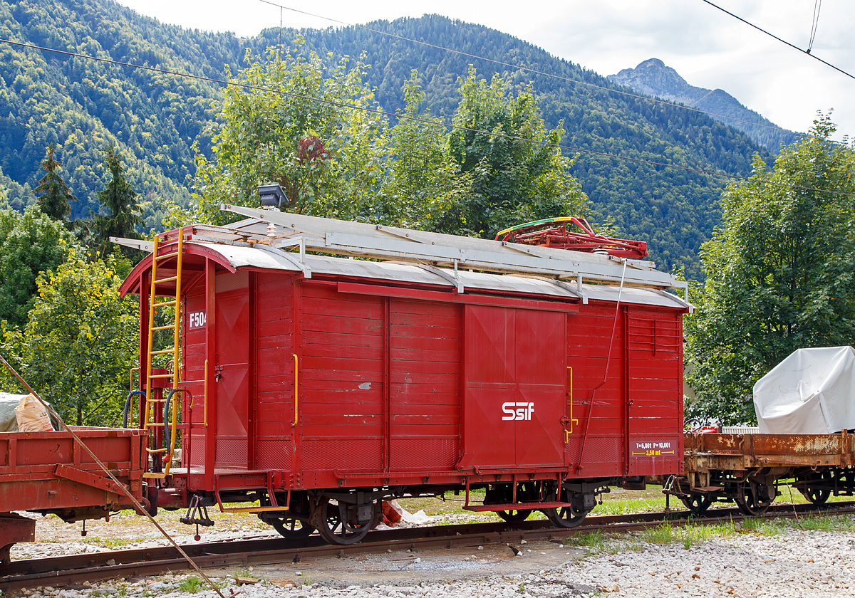 
Der F504 Dienstwagen (Oberleitungsrevionswagen) der SSIF (Società subalpina di imprese ferroviarie) am 15.09.2017 beim Bahnhof Santa Maria Maggiore (Stazione SSIF di Santa Maria Maggiore) abgestellt. Es handelt sich wohl um einen umgebauten gedeckten Güterwagen. 