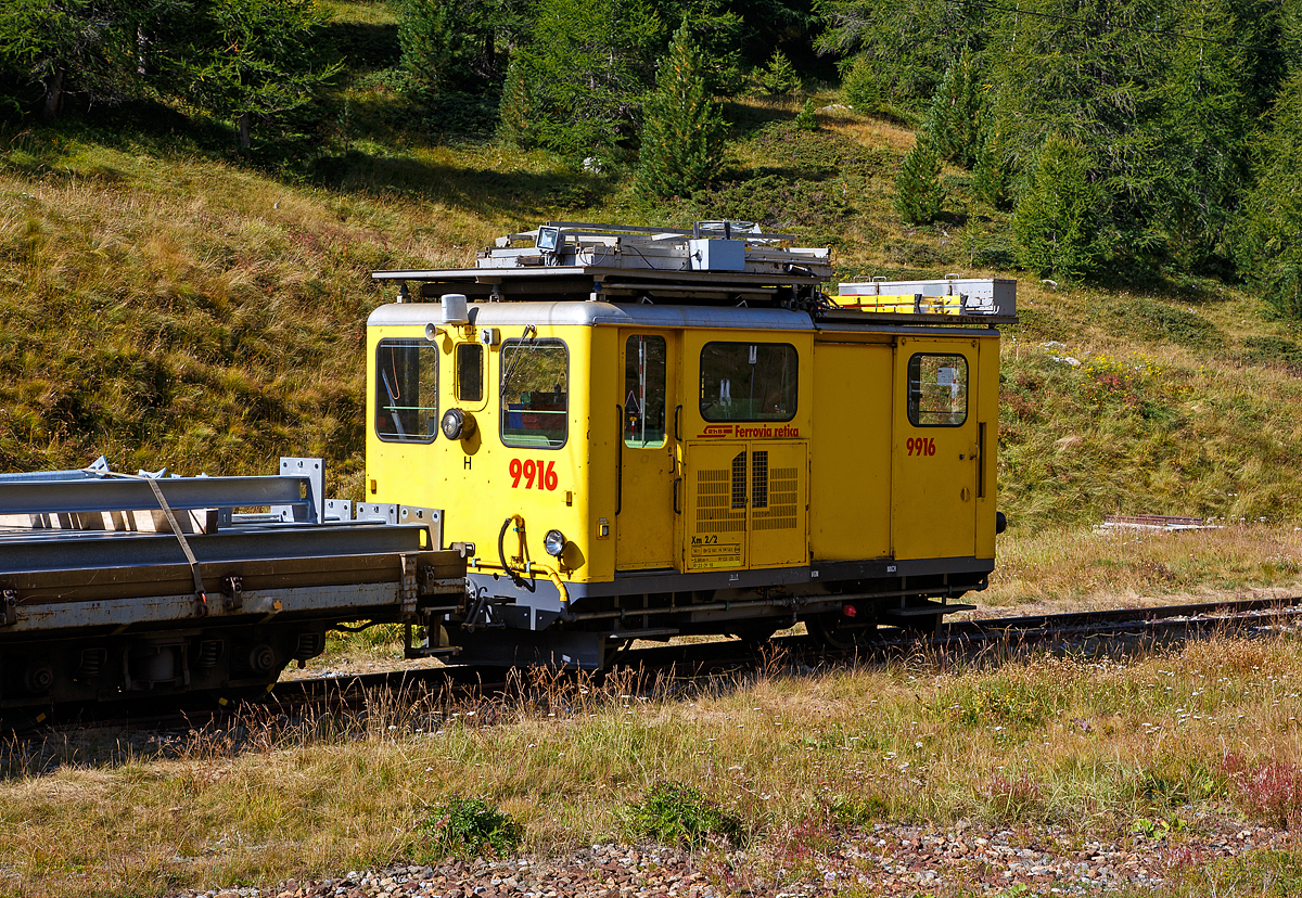 Der Fahrleitungs-Turmwagen RhB Xm 2/2 9916 steht am 06.09.2021, mit dem Mastentransportwagen bzw. Flachwagen RhB Xak 9009 (ex A 1104), bei Bernina Suot.

Der Turmwagen wurde 1964 von Robert Aebi (RACO) in Zürich unter der Fabriknummer 1636 gebaut und an die RhB geliefert.

TECHNISCHE DATEN (Xm 2/2):
Anzahl Fahrzeuge: 1
Spurweite: 1.000 mm
Achsformel: B-dm
Länge über Puffer: 5.960 mm
Achsabstand: 2.640 mm
Höhe: 3.520 mm
Dienstgewicht: 14 t
Ladegewicht: 3,5 t
Höchstgeschwindigkeit: 40 km/h (55 km/h Schleppfahrt)
Motor: luftgekühlter V6-Zylinder Dieselmotor vom Typ Deutz F6L 714
Stundenleistung Dieselmotor: 90 kW
Anfahrzugkraft: 35 kN
Stundenzugkraft:  10 kN
Bremsen: Hsb, WhB, Hyb, Vb
Luftbrems- und Handbremsgewicht: 13 t
Lauffähig:  Ganzes Netz