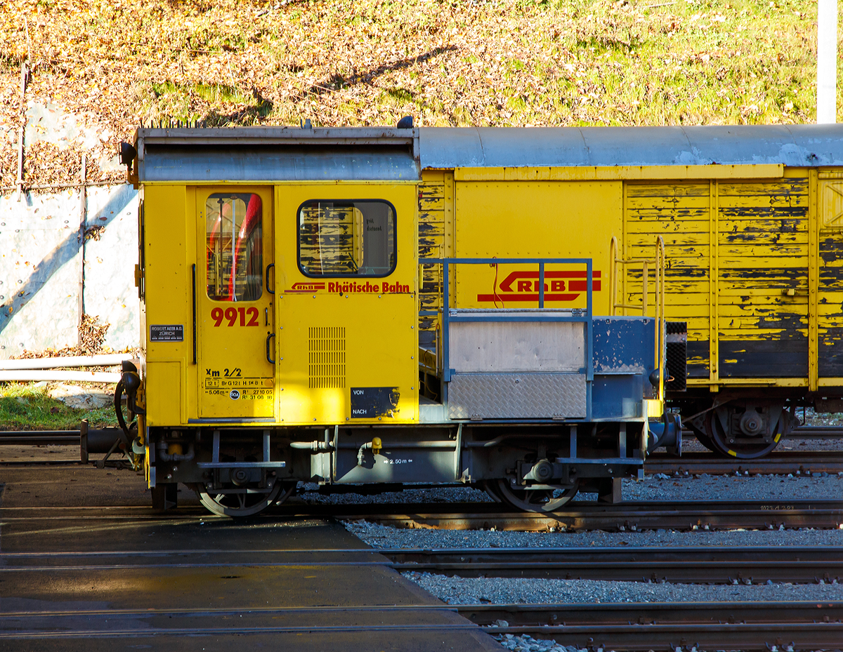 Der Fahrleitungsturmwagen RhB Xm 2/2 9912 steht am 02.11.2019 in Poschiavo (aufgenommen aus einem Zugheraus). 

Das Grundfahrzeug (eigentlich ein Tm 2/2 bzw. ein RACO 55 AL 7) wurde 1962 von Robert Aebi (RACO) in Zürich unter der Fabriknummer 1633 gebaut und an die RhB geliefert. Durch die Rhätische Bahn erfolgte in der Hauptwerkstatt Landquart dann die Ausrüstung als Turmtriebwagen mit Turmaufbau des im gleichen Jahr abgebrochenen 9912 (der 1.Besetzung). 1994 erfolgte in der Hauptwerkstatt Landquart der Ersatz des festen Turmgerüstes durch eine Hebebühne.

TECHNISCHE DATEN:
Anzahl Fahrzeuge: 1
Spurweite: 1.000 mm
Achsformel: B-dm
Länge über Puffer: 5.060 mm
Achsabstand: 2.500 mm
Dienstgewicht: 12.00 t
Höchstgeschwindigkeit: 30 km/h (55 km/h Schleppfahrt)
